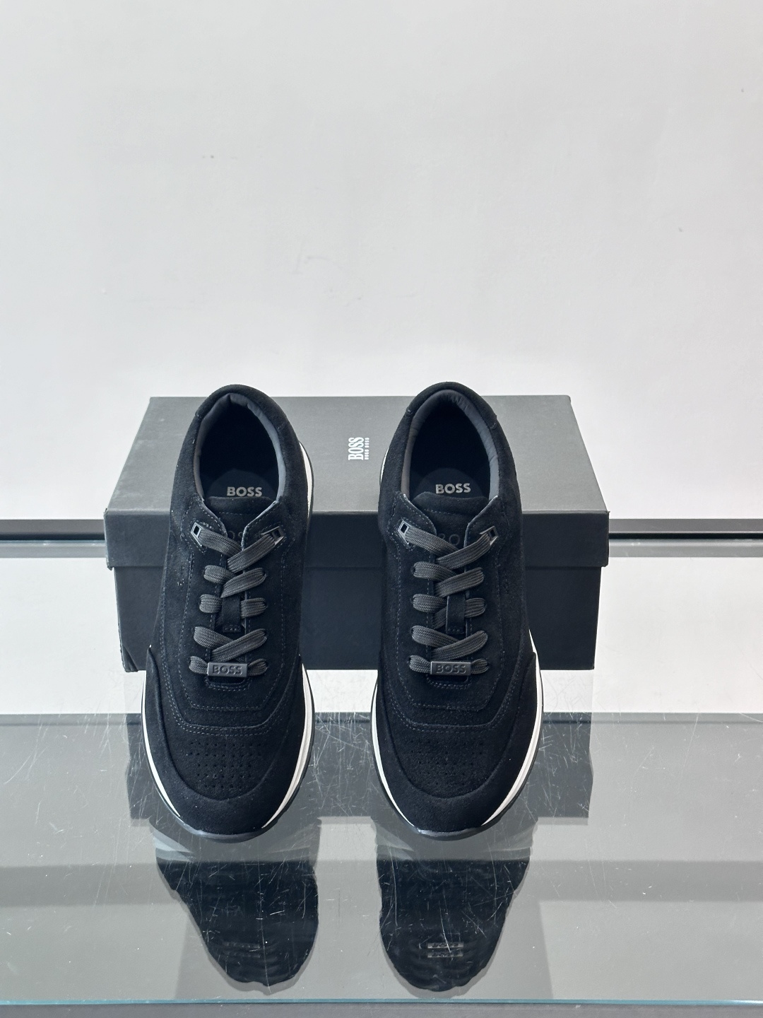 BOSS 意大利男士休闲运动鞋，精选光滑进口麂皮制成，采用橡胶外底和品牌标识装饰。好穿又好搭 、size