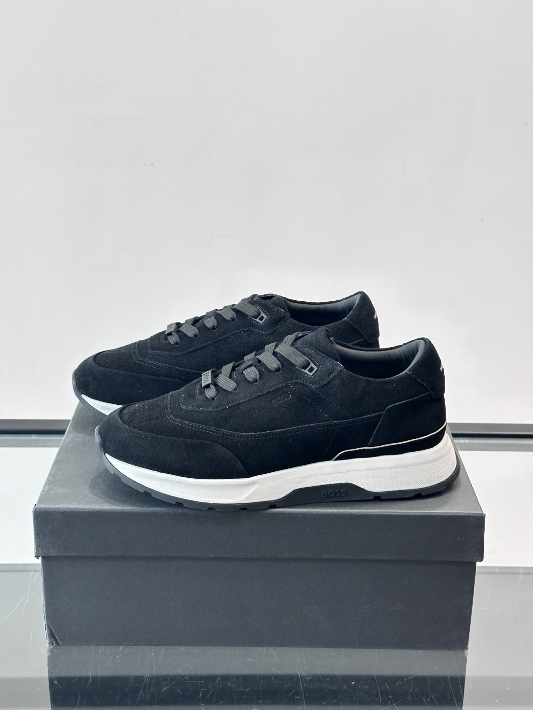BOSS 意大利男士休闲运动鞋，精选光滑进口麂皮制成，采用橡胶外底和品牌标识装饰。好穿又好搭 、size