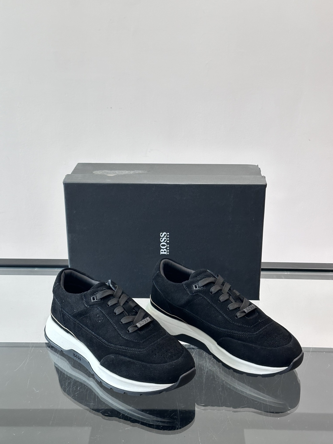BOSS 意大利男士休闲运动鞋，精选光滑进口麂皮制成，采用橡胶外底和品牌标识装饰。好穿又好搭 、size