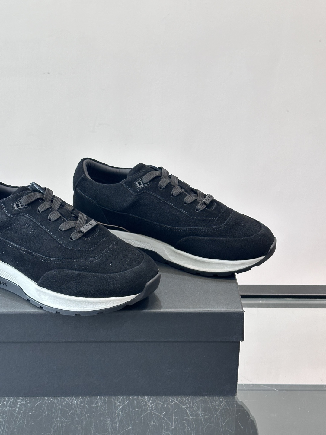 BOSS 意大利男士休闲运动鞋，精选光滑进口麂皮制成，采用橡胶外底和品牌标识装饰。好穿又好搭 、size