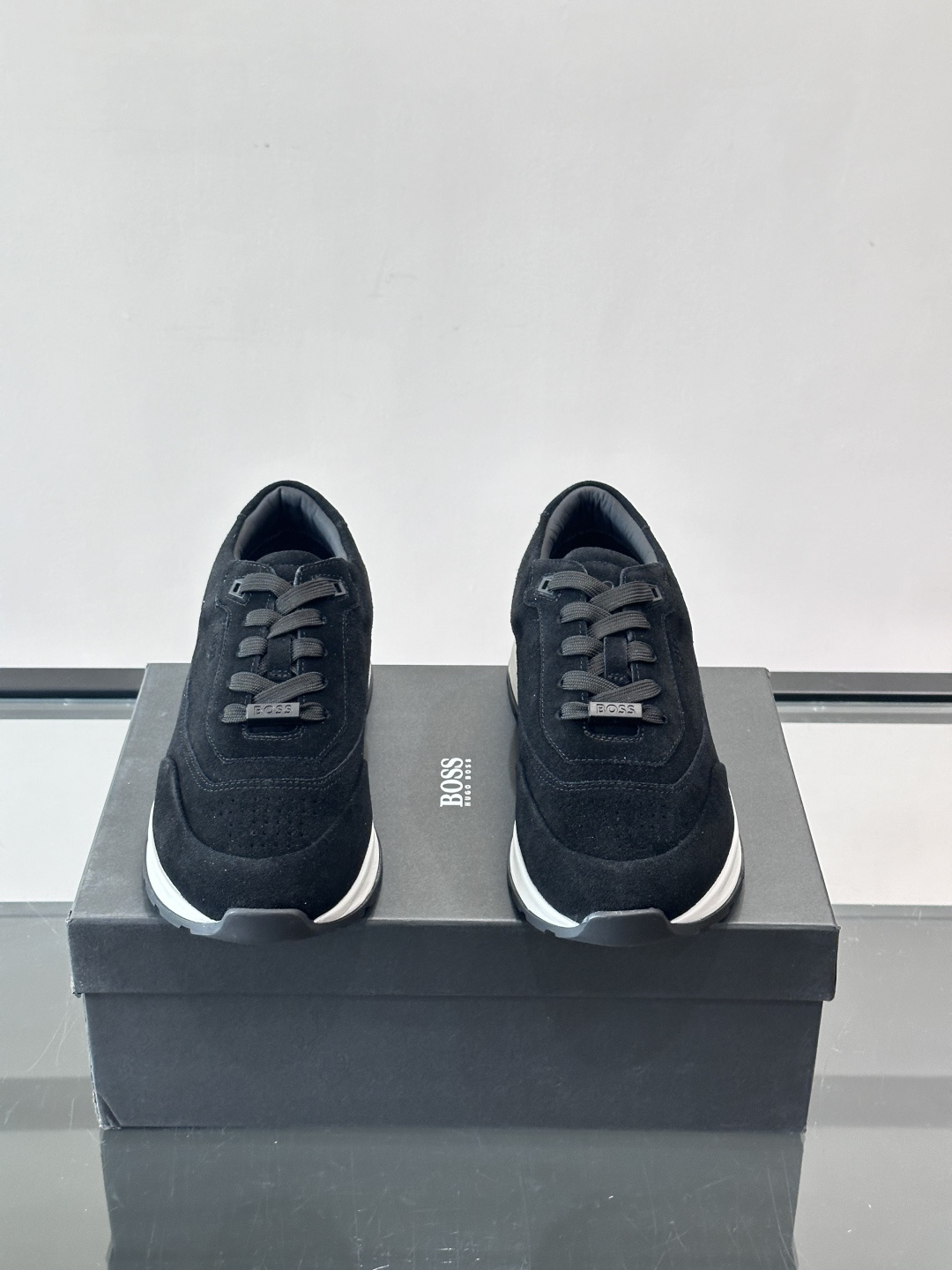 BOSS 意大利男士休闲运动鞋，精选光滑进口麂皮制成，采用橡胶外底和品牌标识装饰。好穿又好搭 、size