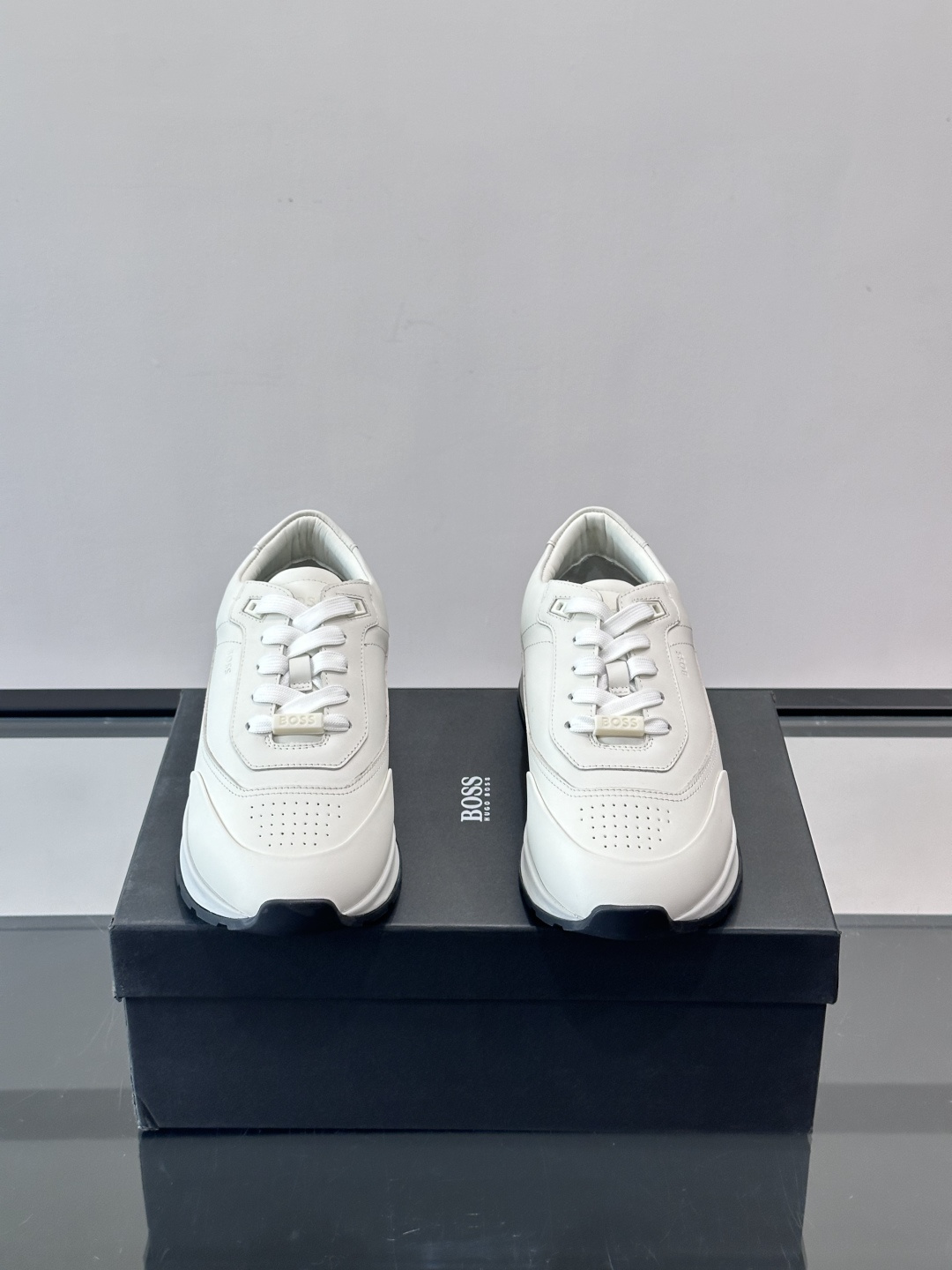 BOSS 意大利男士休闲运动鞋，精选光滑进口牛皮制成，采用橡胶外底和品牌标识装饰。好穿又好搭 、size