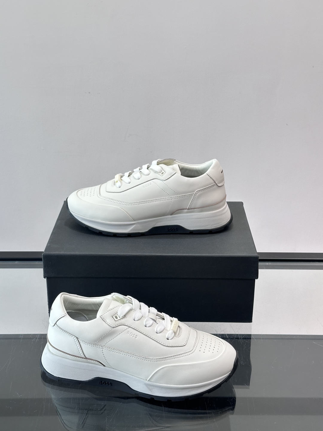 BOSS 意大利男士休闲运动鞋，精选光滑进口牛皮制成，采用橡胶外底和品牌标识装饰。好穿又好搭 、size