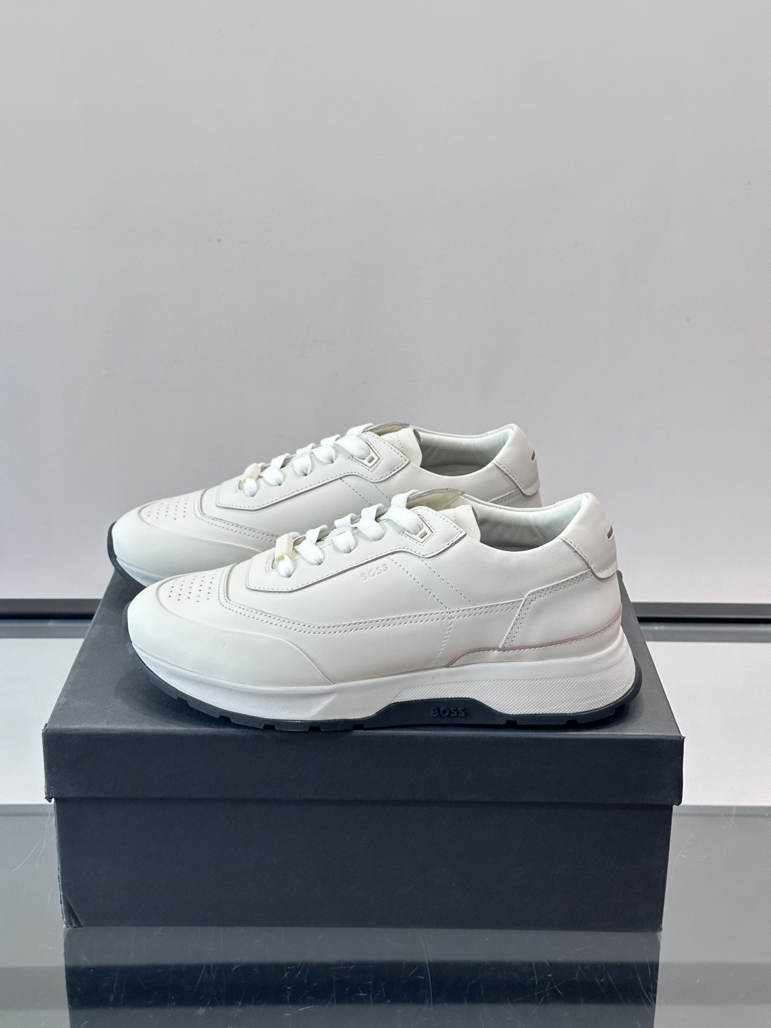 BOSS 意大利男士休闲运动鞋，精选光滑进口牛皮制成，采用橡胶外底和品牌标识装饰。好穿又好搭 、size