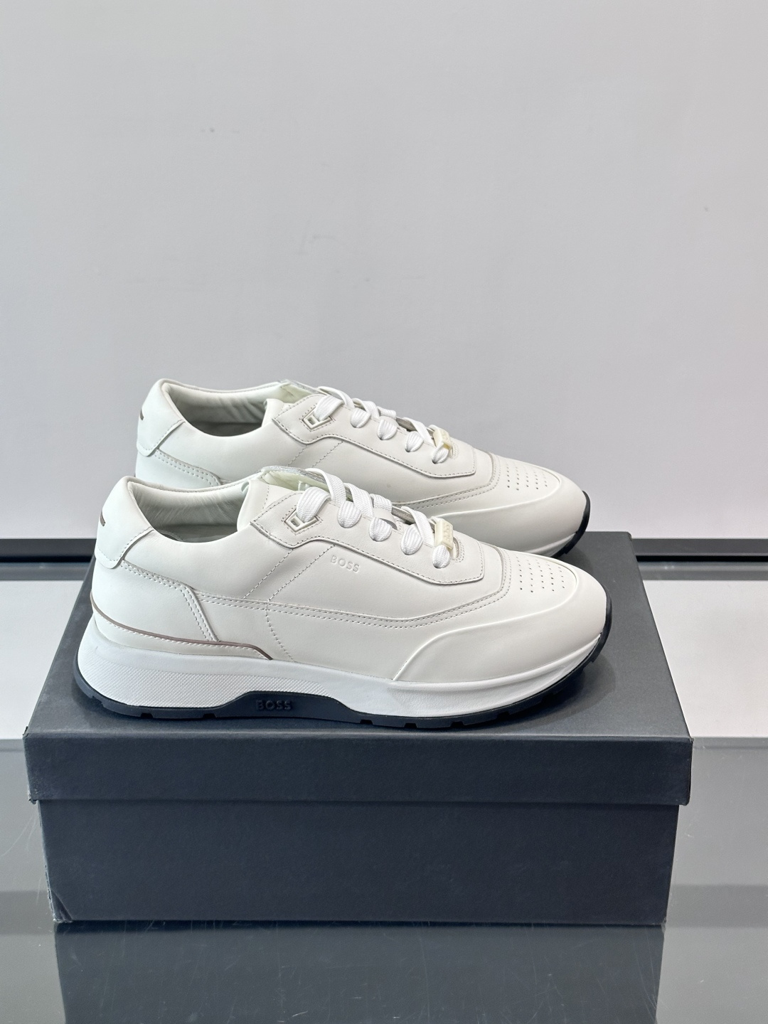 BOSS 意大利男士休闲运动鞋，精选光滑进口牛皮制成，采用橡胶外底和品牌标识装饰。好穿又好搭 、size