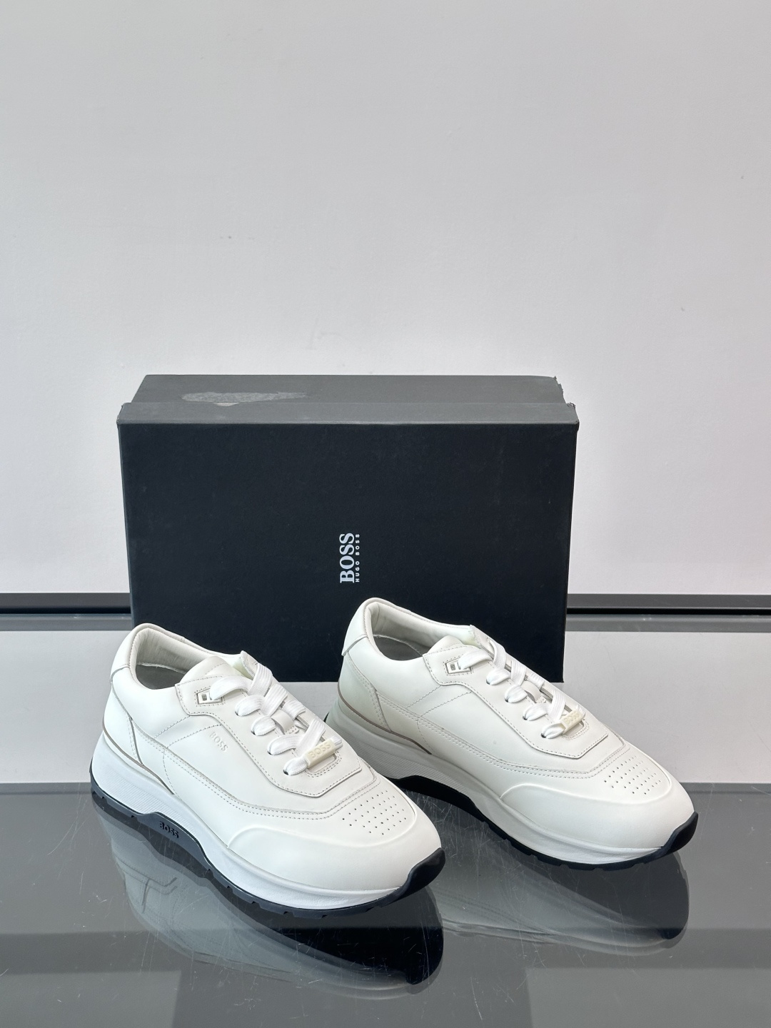BOSS 意大利男士休闲运动鞋，精选光滑进口牛皮制成，采用橡胶外底和品牌标识装饰。好穿又好搭 、size