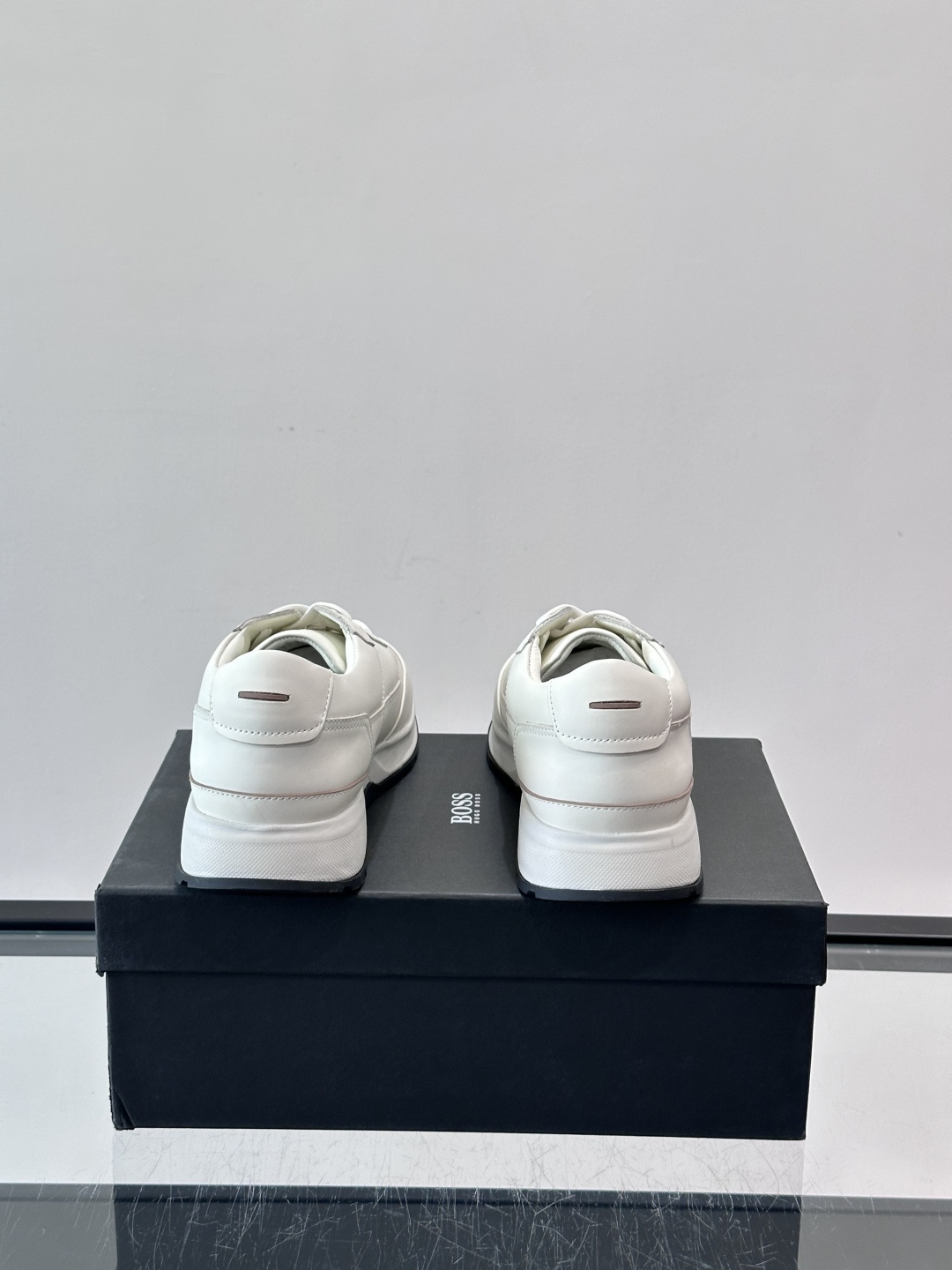 BOSS 意大利男士休闲运动鞋，精选光滑进口牛皮制成，采用橡胶外底和品牌标识装饰。好穿又好搭 、size