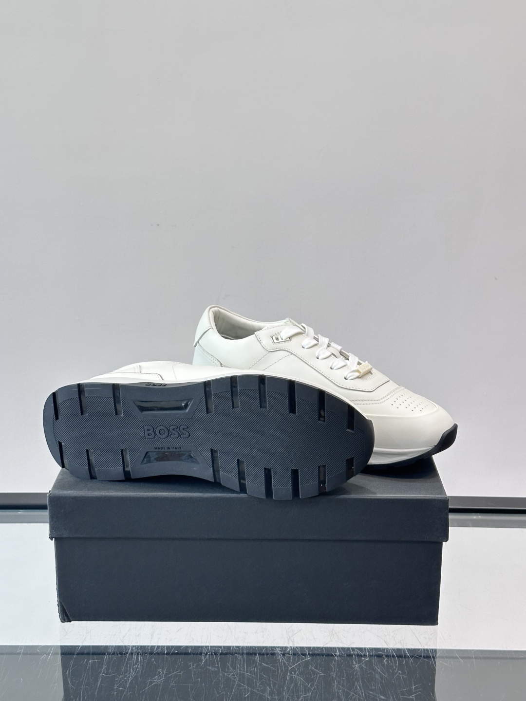 BOSS 意大利男士休闲运动鞋，精选光滑进口牛皮制成，采用橡胶外底和品牌标识装饰。好穿又好搭 、size