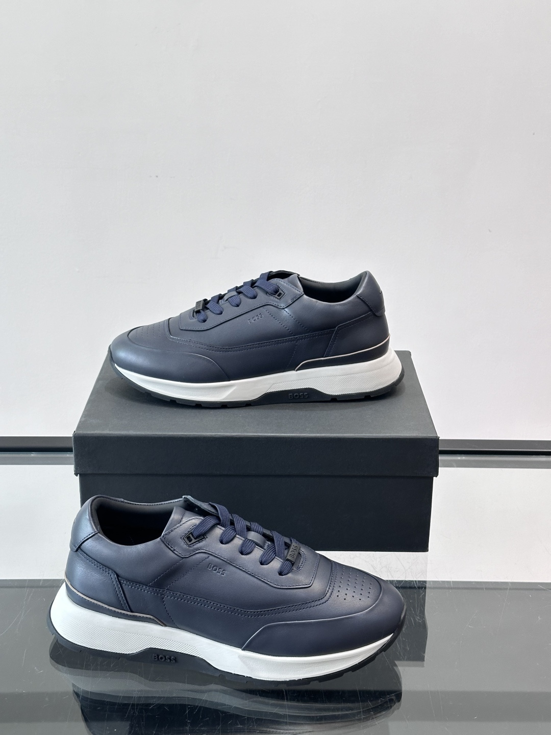 BOSS 意大利男士休闲运动鞋，精选光滑进口牛皮制成，采用橡胶外底和品牌标识装饰。好穿又好搭 、size