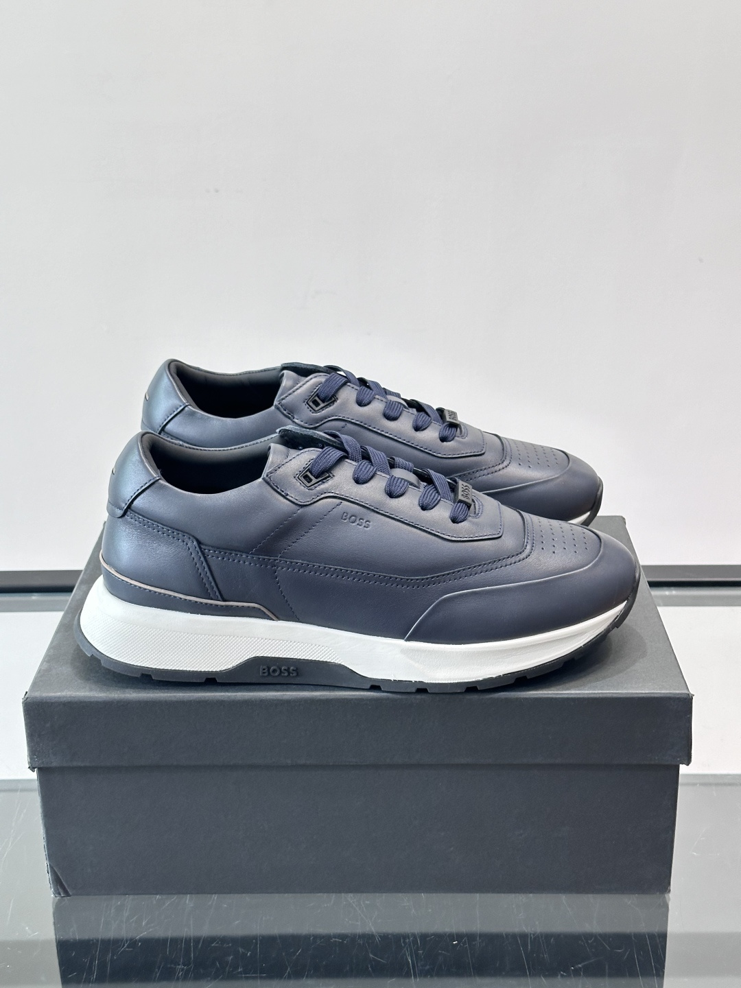 BOSS 意大利男士休闲运动鞋，精选光滑进口牛皮制成，采用橡胶外底和品牌标识装饰。好穿又好搭 、size
