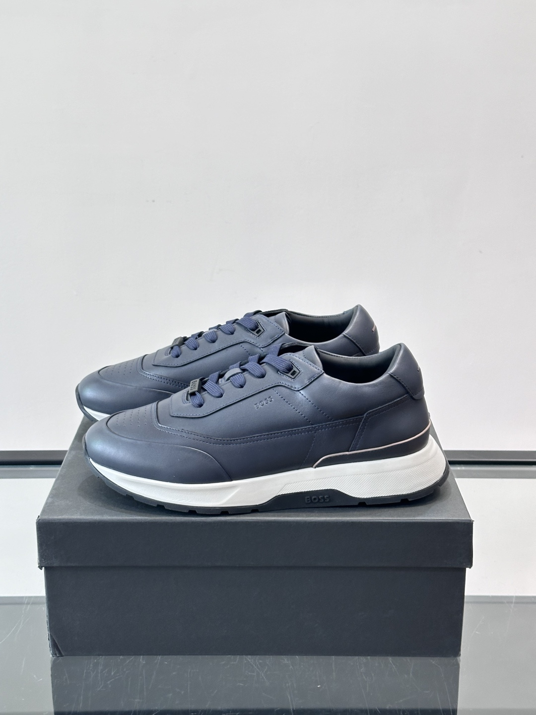 BOSS 意大利男士休闲运动鞋，精选光滑进口牛皮制成，采用橡胶外底和品牌标识装饰。好穿又好搭 、size