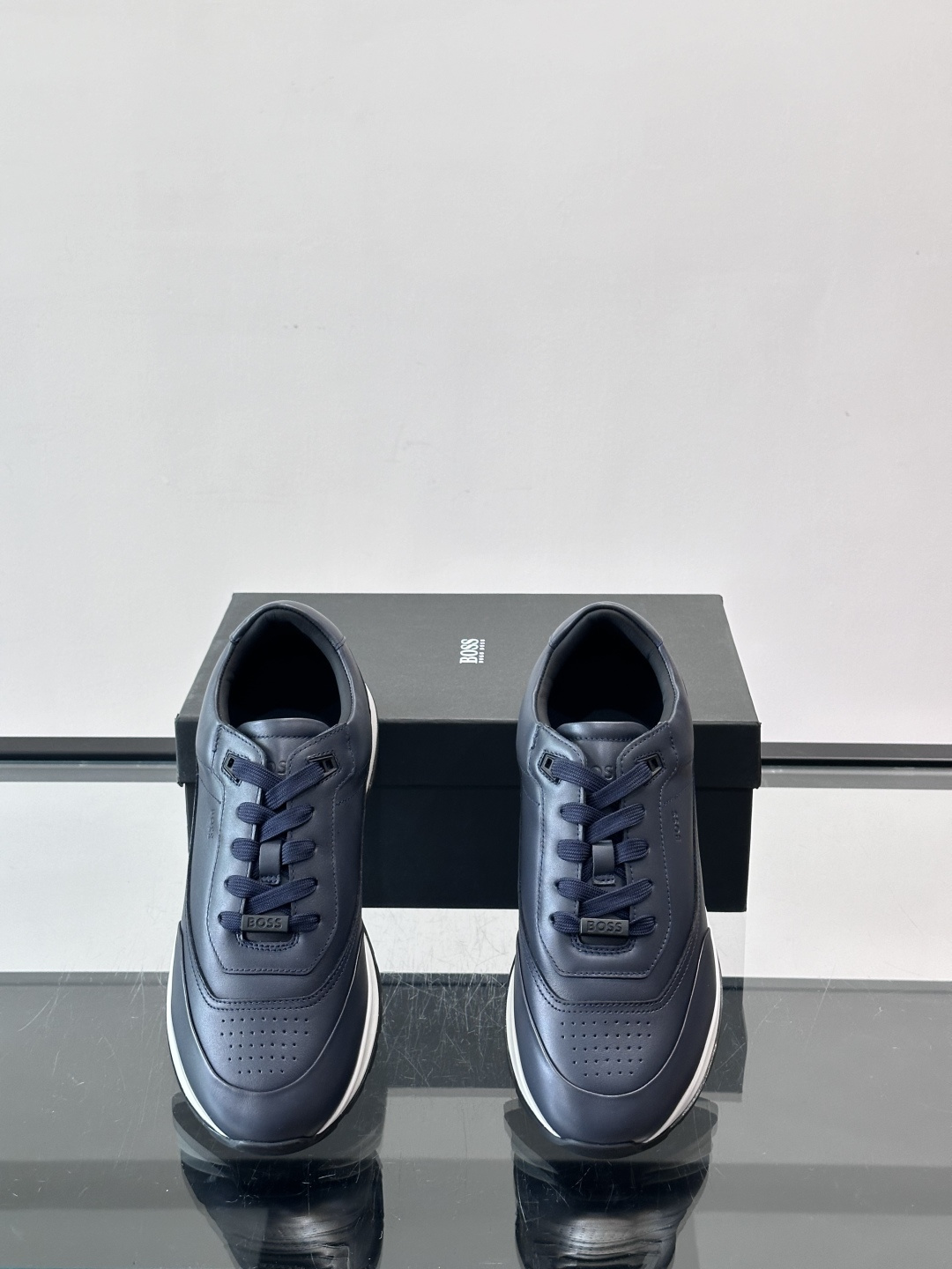 BOSS 意大利男士休闲运动鞋，精选光滑进口牛皮制成，采用橡胶外底和品牌标识装饰。好穿又好搭 、size