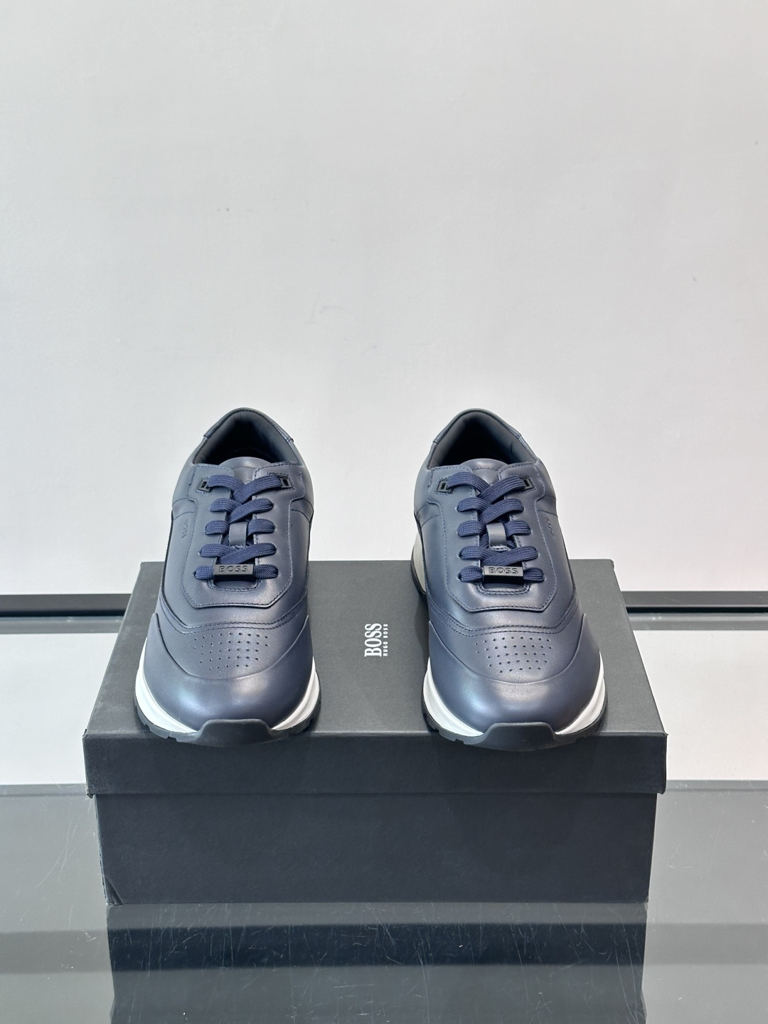 BOSS 意大利男士休闲运动鞋，精选光滑进口牛皮制成，采用橡胶外底和品牌标识装饰。好穿又好搭 、size