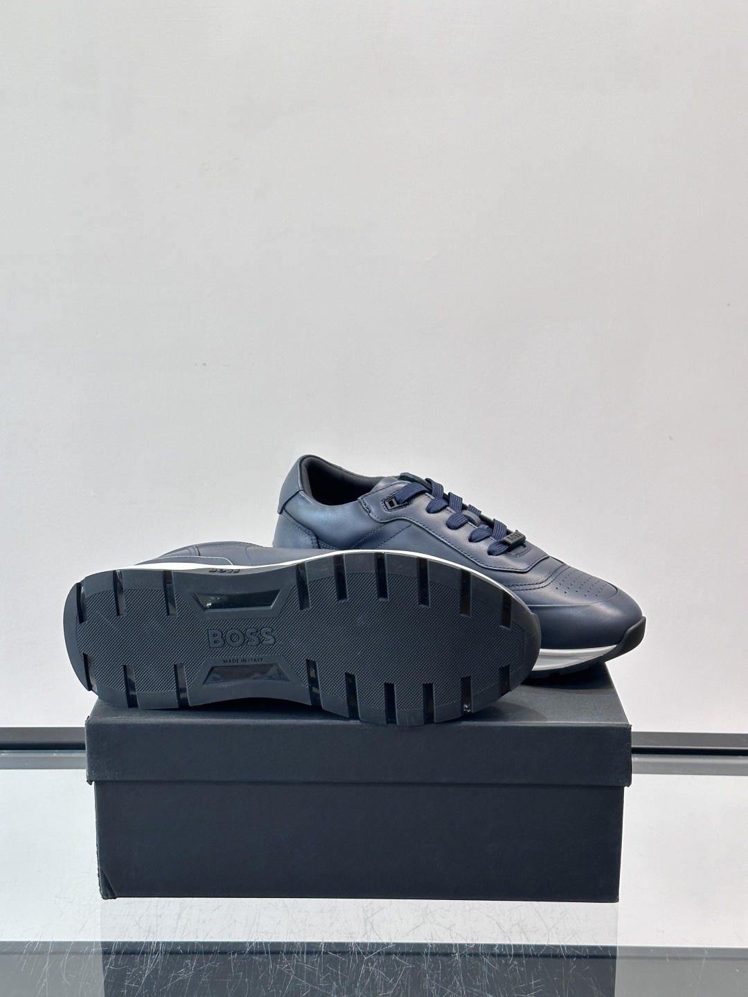 BOSS 意大利男士休闲运动鞋，精选光滑进口牛皮制成，采用橡胶外底和品牌标识装饰。好穿又好搭 、size