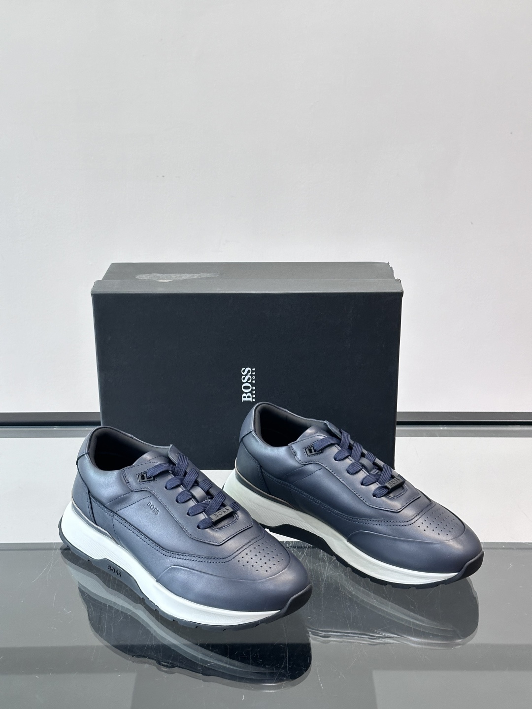 BOSS 意大利男士休闲运动鞋，精选光滑进口牛皮制成，采用橡胶外底和品牌标识装饰。好穿又好搭 、size