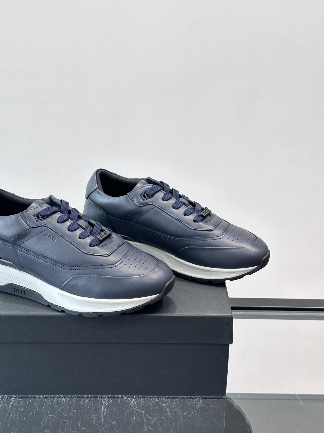 BOSS 意大利男士休闲运动鞋，精选光滑进口牛皮制成，采用橡胶外底和品牌标识装饰。好穿又好搭 、size