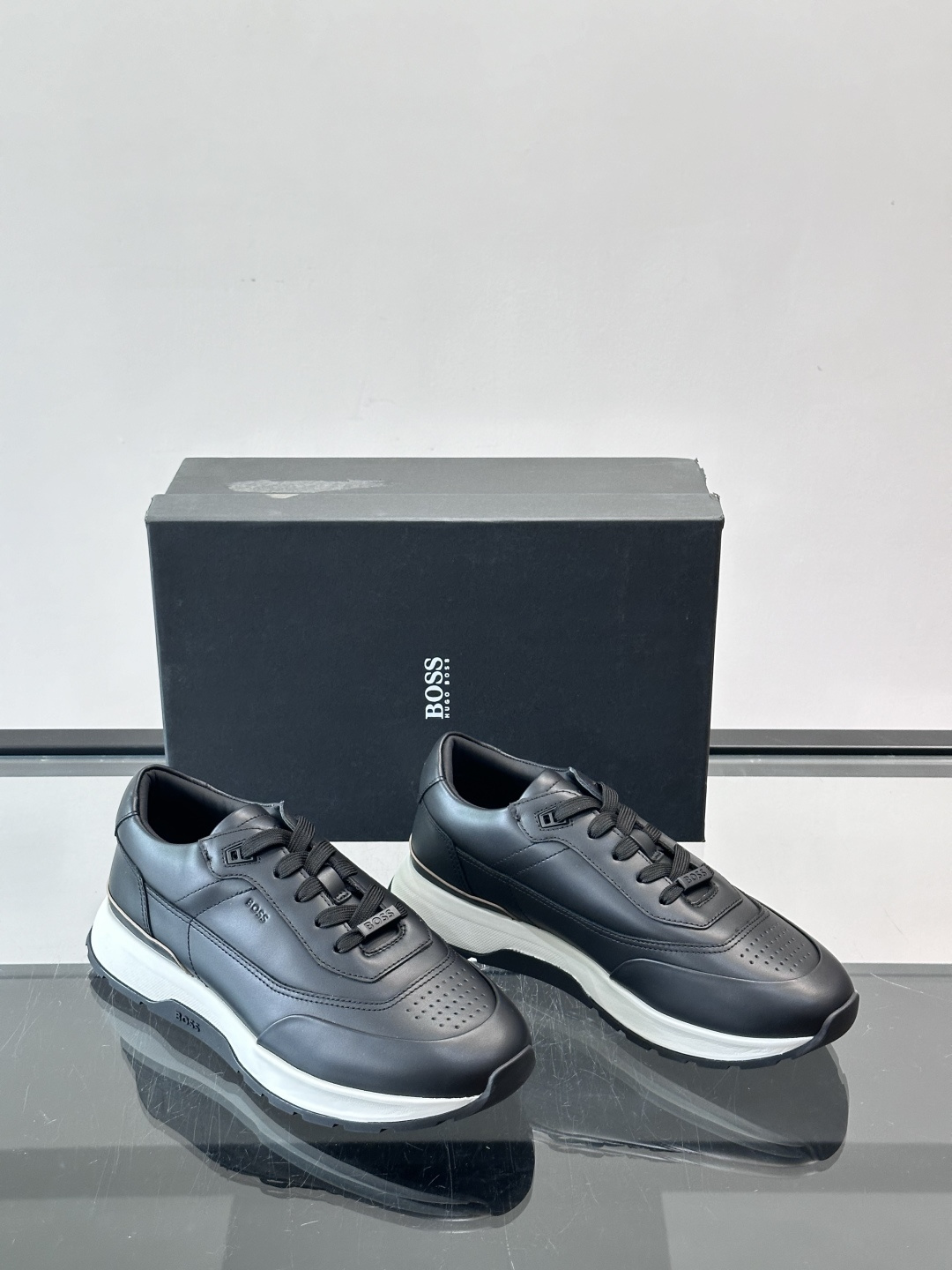 BOSS 意大利男士休闲运动鞋，精选光滑进口牛皮制成，采用橡胶外底和品牌标识装饰。好穿又好搭 、size
