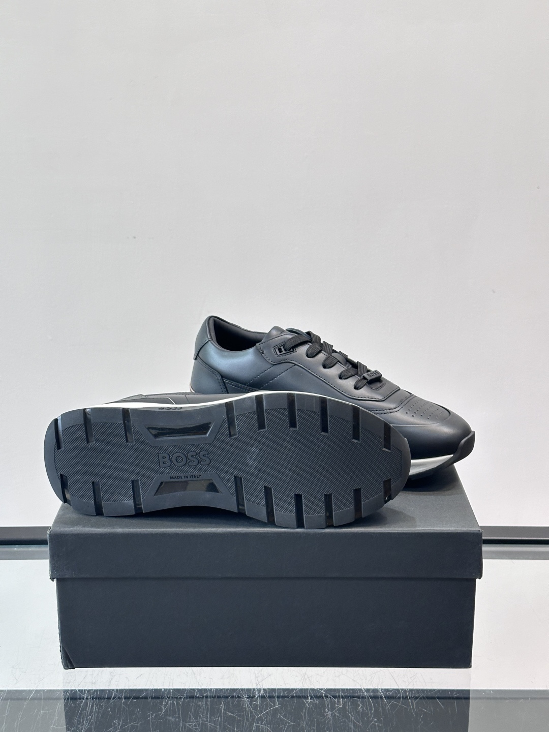 BOSS 意大利男士休闲运动鞋，精选光滑进口牛皮制成，采用橡胶外底和品牌标识装饰。好穿又好搭 、size