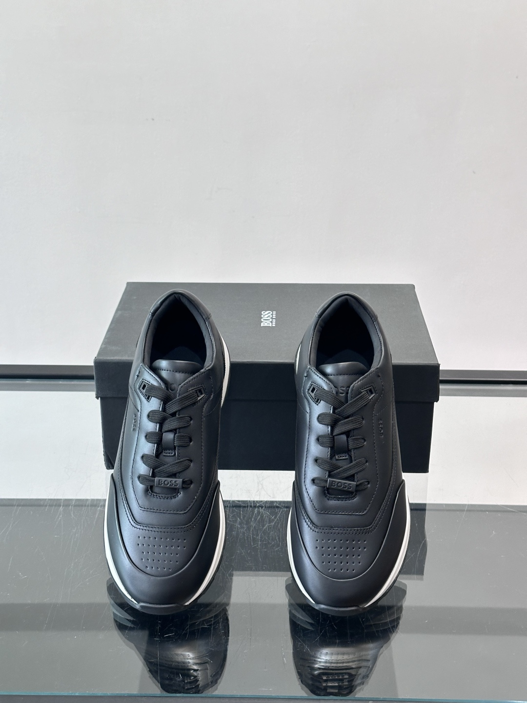 BOSS 意大利男士休闲运动鞋，精选光滑进口牛皮制成，采用橡胶外底和品牌标识装饰。好穿又好搭 、size