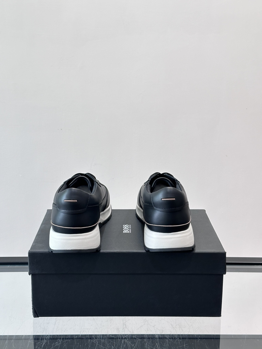 BOSS 意大利男士休闲运动鞋，精选光滑进口牛皮制成，采用橡胶外底和品牌标识装饰。好穿又好搭 、size