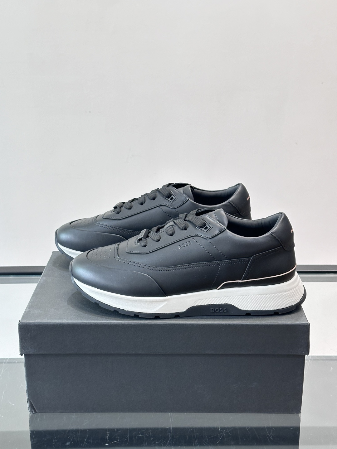 BOSS 意大利男士休闲运动鞋，精选光滑进口牛皮制成，采用橡胶外底和品牌标识装饰。好穿又好搭 、size