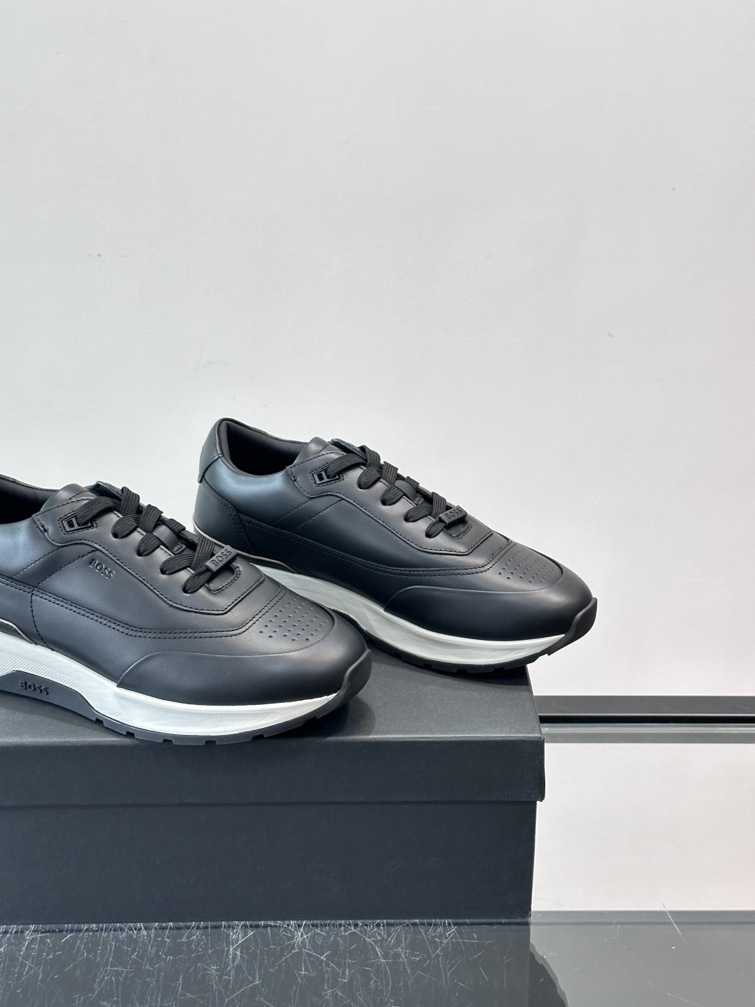 BOSS 意大利男士休闲运动鞋，精选光滑进口牛皮制成，采用橡胶外底和品牌标识装饰。好穿又好搭 、size