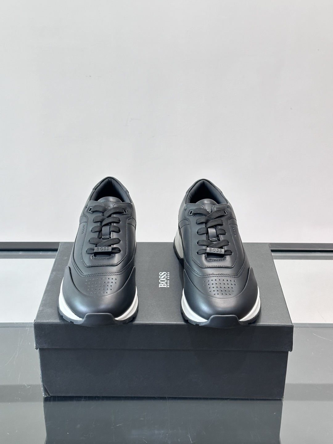 BOSS 意大利男士休闲运动鞋，精选光滑进口牛皮制成，采用橡胶外底和品牌标识装饰。好穿又好搭 、size
