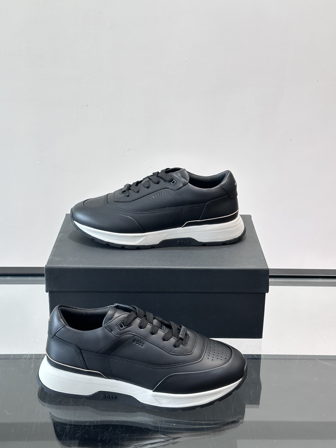 BOSS 意大利男士休闲运动鞋，精选光滑进口牛皮制成，采用橡胶外底和品牌标识装饰。好穿又好搭 、size