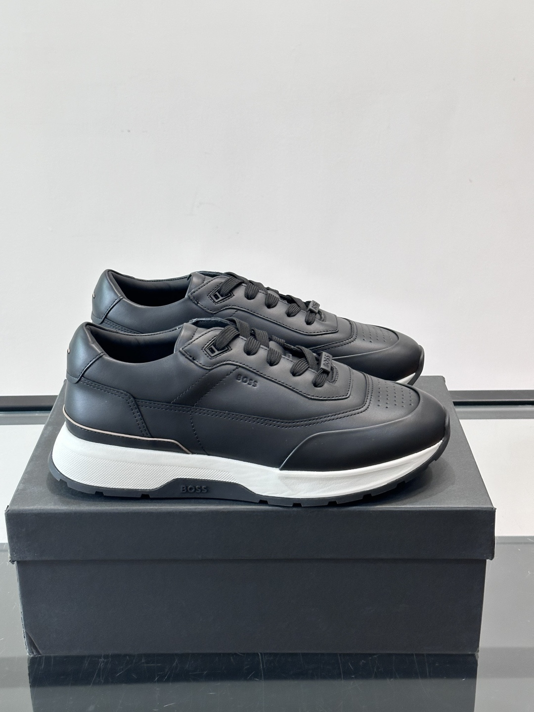 BOSS 意大利男士休闲运动鞋，精选光滑进口牛皮制成，采用橡胶外底和品牌标识装饰。好穿又好搭 、size