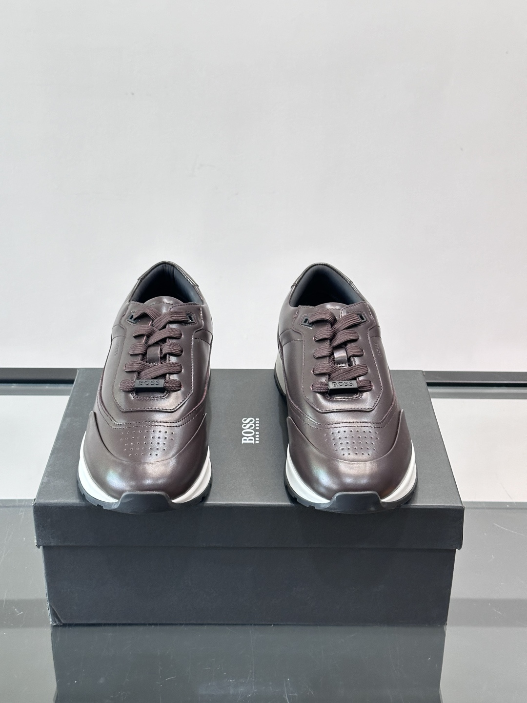 BOSS 意大利男士休闲运动鞋，精选光滑进口牛皮制成，采用橡胶外底和品牌标识装饰。好穿又好搭 、size