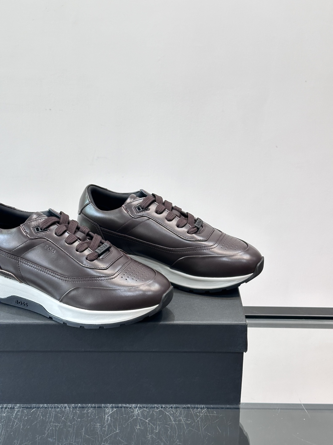 BOSS 意大利男士休闲运动鞋，精选光滑进口牛皮制成，采用橡胶外底和品牌标识装饰。好穿又好搭 、size
