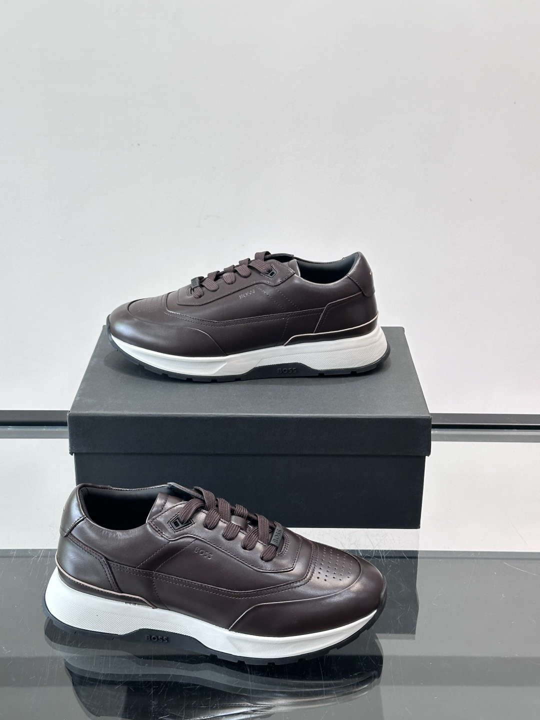 BOSS 意大利男士休闲运动鞋，精选光滑进口牛皮制成，采用橡胶外底和品牌标识装饰。好穿又好搭 、size