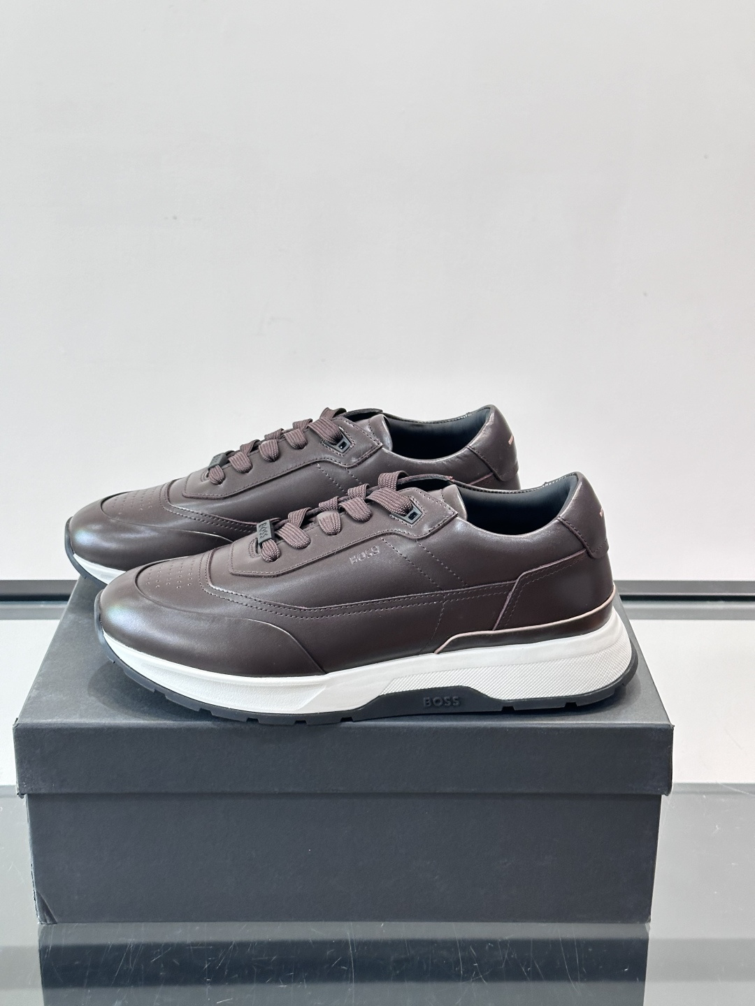 BOSS 意大利男士休闲运动鞋，精选光滑进口牛皮制成，采用橡胶外底和品牌标识装饰。好穿又好搭 、size