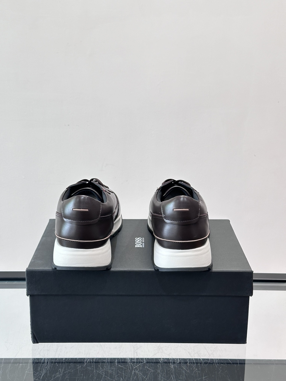 BOSS 意大利男士休闲运动鞋，精选光滑进口牛皮制成，采用橡胶外底和品牌标识装饰。好穿又好搭 、size