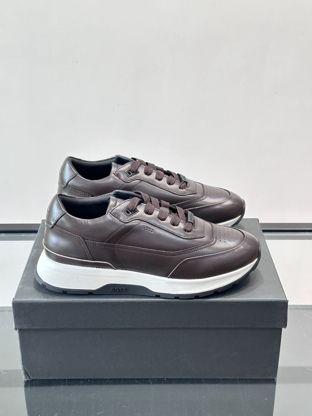 BOSS 意大利男士休闲运动鞋，精选光滑进口牛皮制成，采用橡胶外底和品牌标识装饰。好穿又好搭 、size