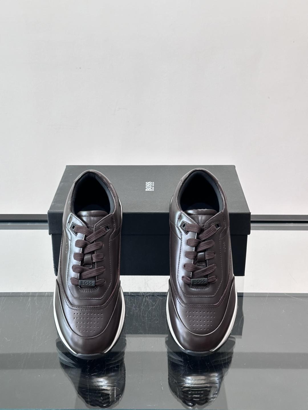 BOSS 意大利男士休闲运动鞋，精选光滑进口牛皮制成，采用橡胶外底和品牌标识装饰。好穿又好搭 、size