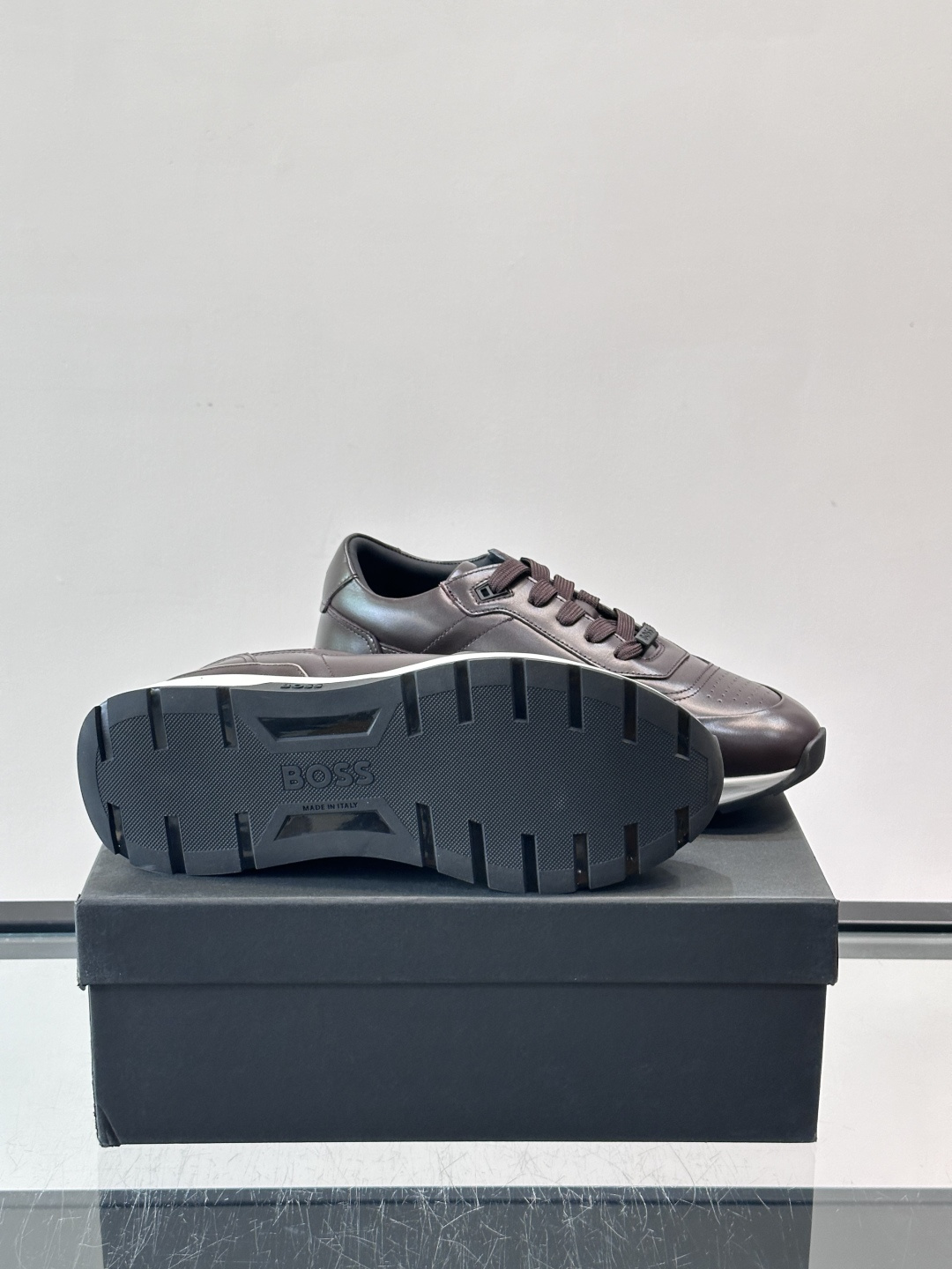 BOSS 意大利男士休闲运动鞋，精选光滑进口牛皮制成，采用橡胶外底和品牌标识装饰。好穿又好搭 、size