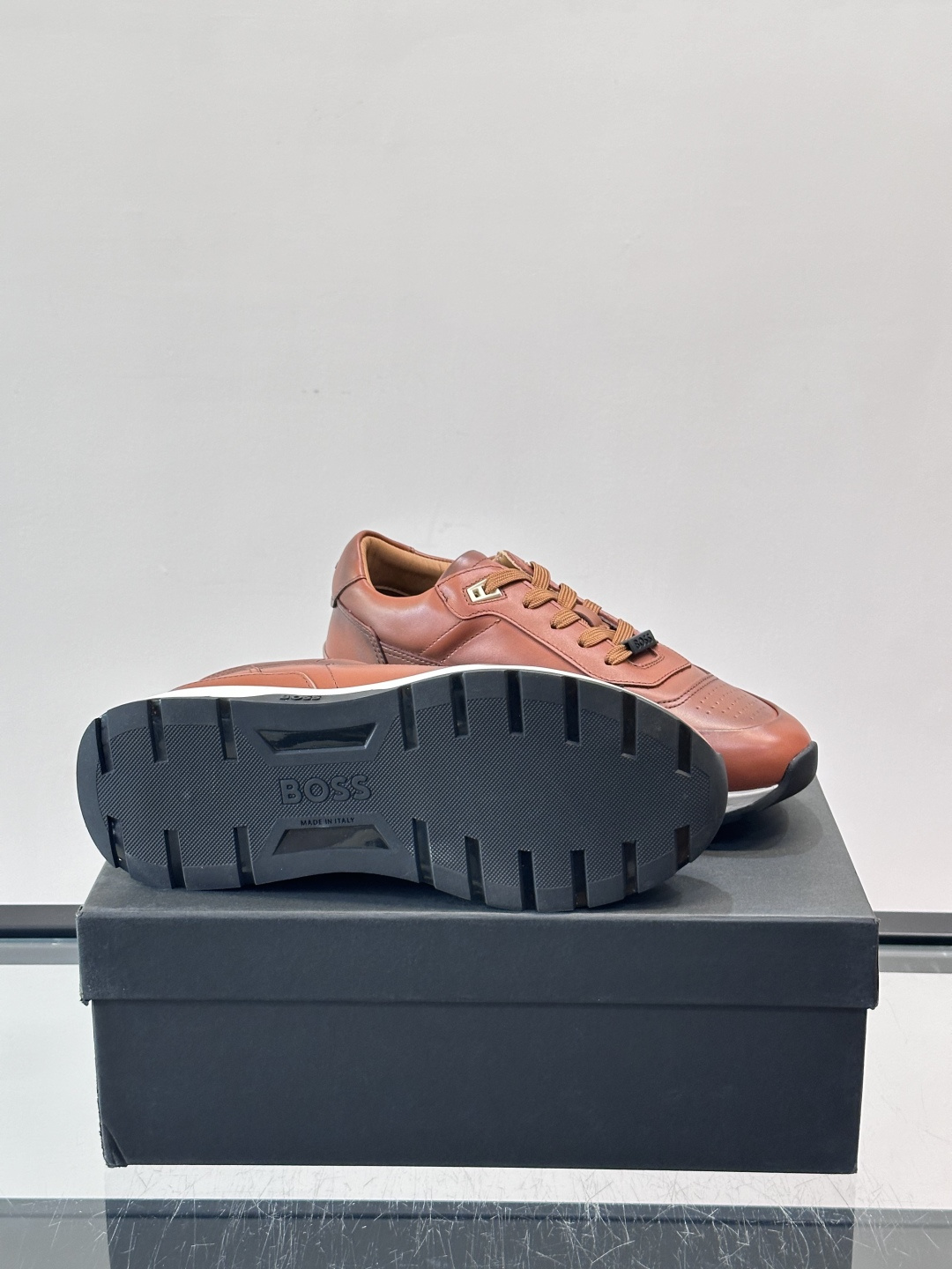 BOSS 意大利男士休闲运动鞋，精选光滑进口牛皮制成，采用橡胶外底和品牌标识装饰。好穿又好搭 、size