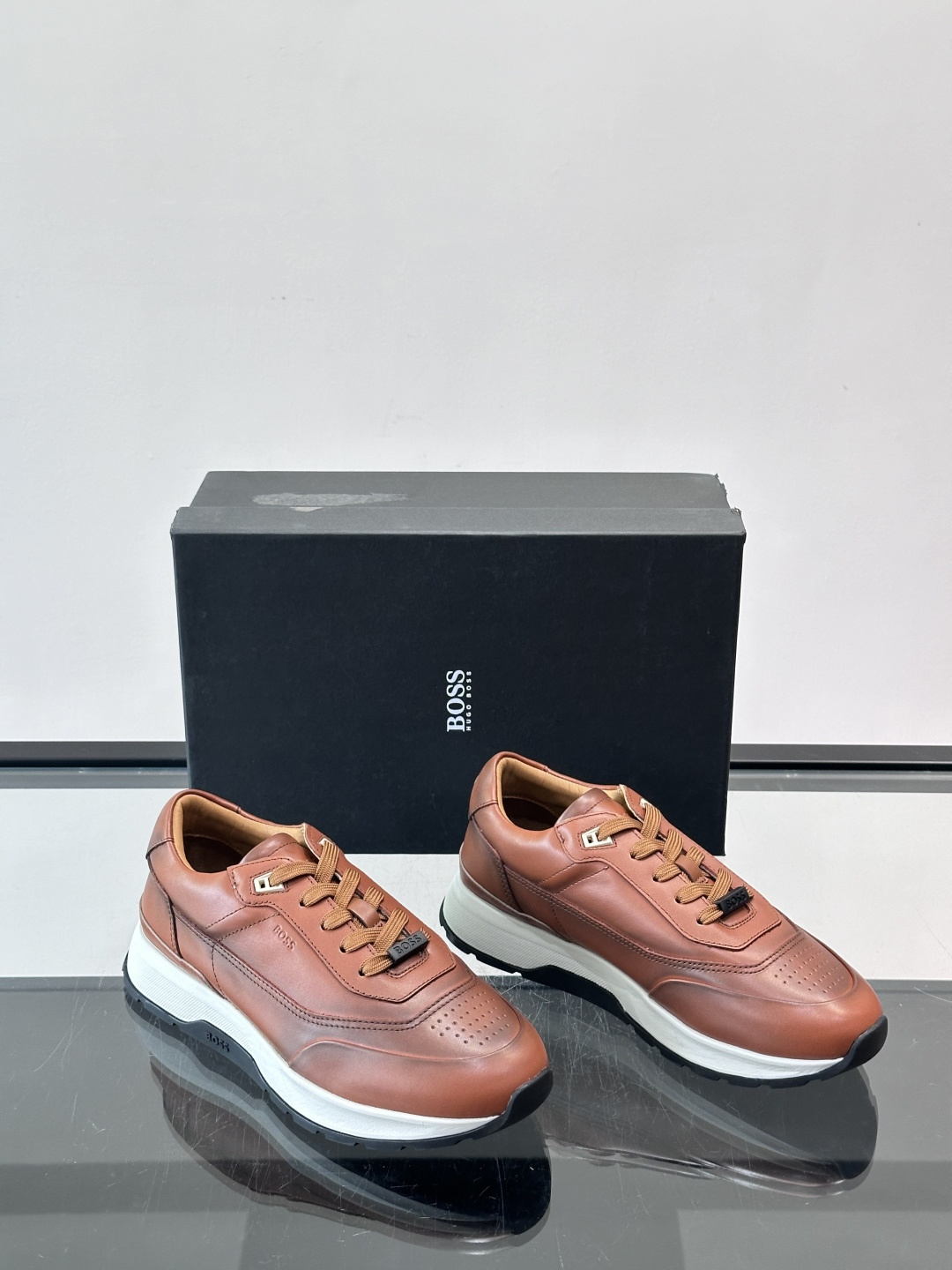 BOSS 意大利男士休闲运动鞋，精选光滑进口牛皮制成，采用橡胶外底和品牌标识装饰。好穿又好搭 、size