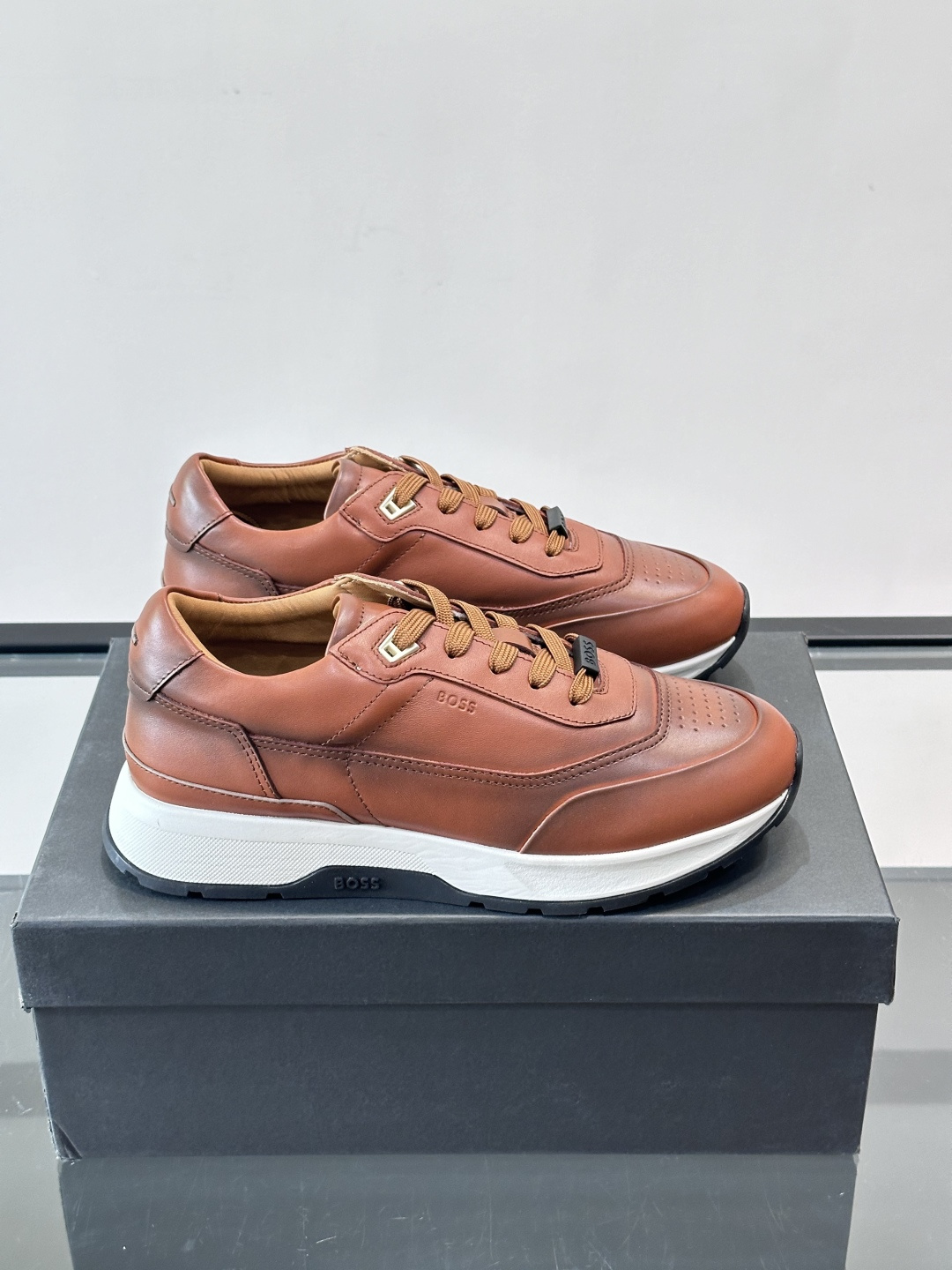 BOSS 意大利男士休闲运动鞋，精选光滑进口牛皮制成，采用橡胶外底和品牌标识装饰。好穿又好搭 、size