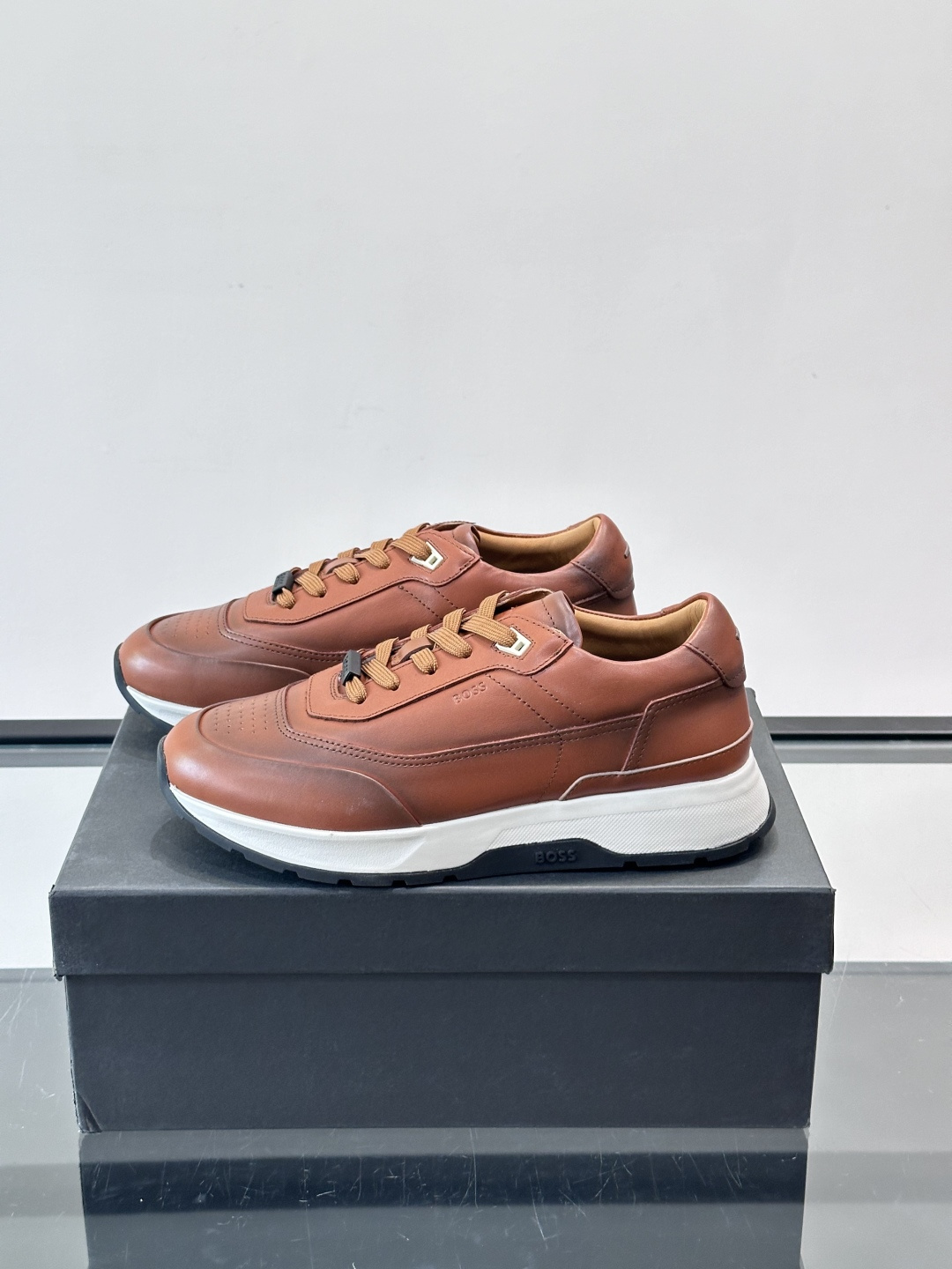 BOSS 意大利男士休闲运动鞋，精选光滑进口牛皮制成，采用橡胶外底和品牌标识装饰。好穿又好搭 、size