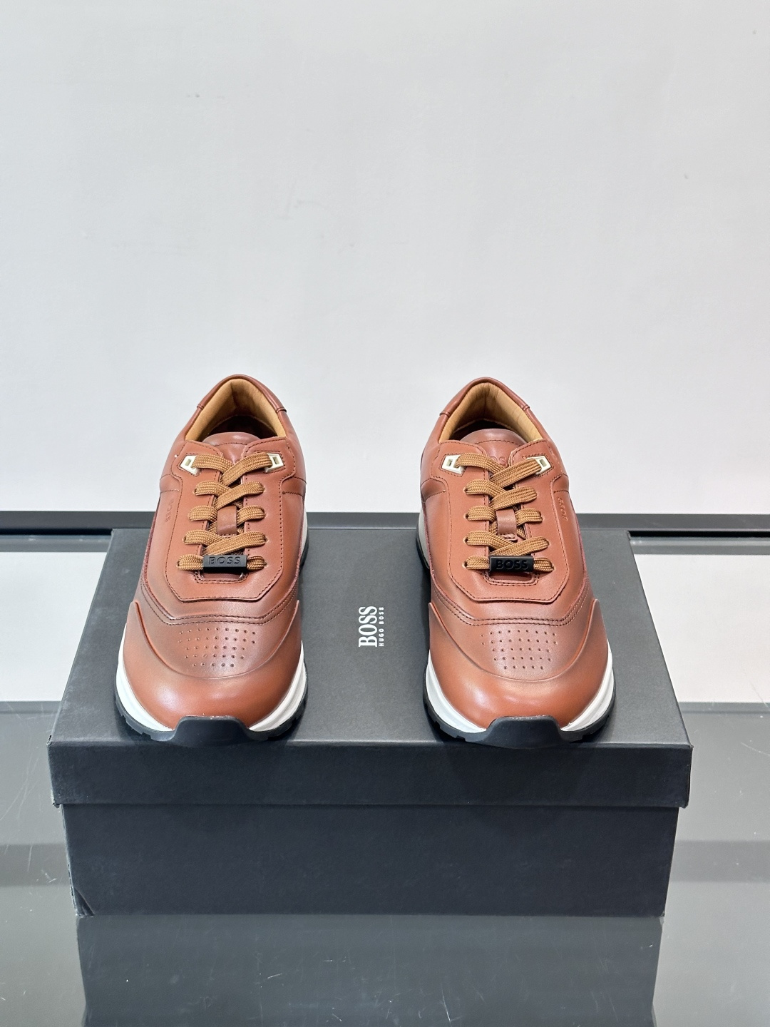 BOSS 意大利男士休闲运动鞋，精选光滑进口牛皮制成，采用橡胶外底和品牌标识装饰。好穿又好搭 、size