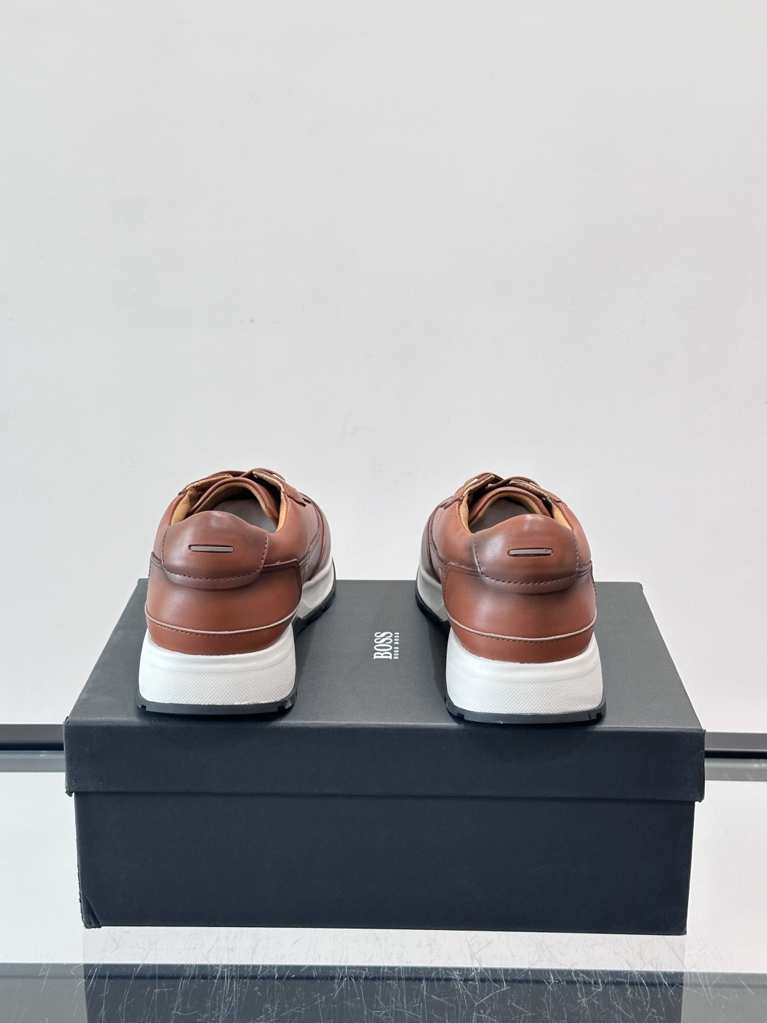 BOSS 意大利男士休闲运动鞋，精选光滑进口牛皮制成，采用橡胶外底和品牌标识装饰。好穿又好搭 、size