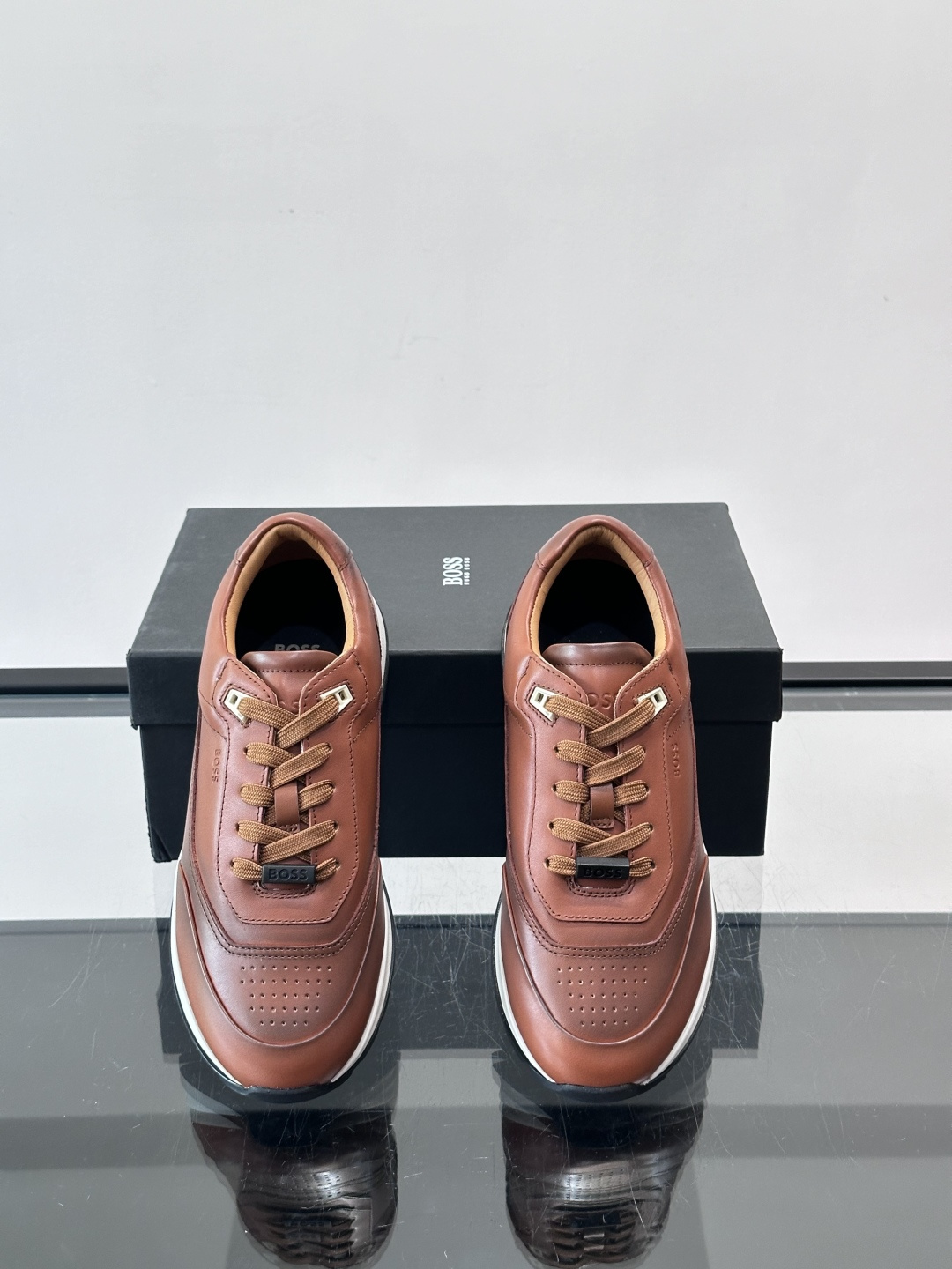 BOSS 意大利男士休闲运动鞋，精选光滑进口牛皮制成，采用橡胶外底和品牌标识装饰。好穿又好搭 、size