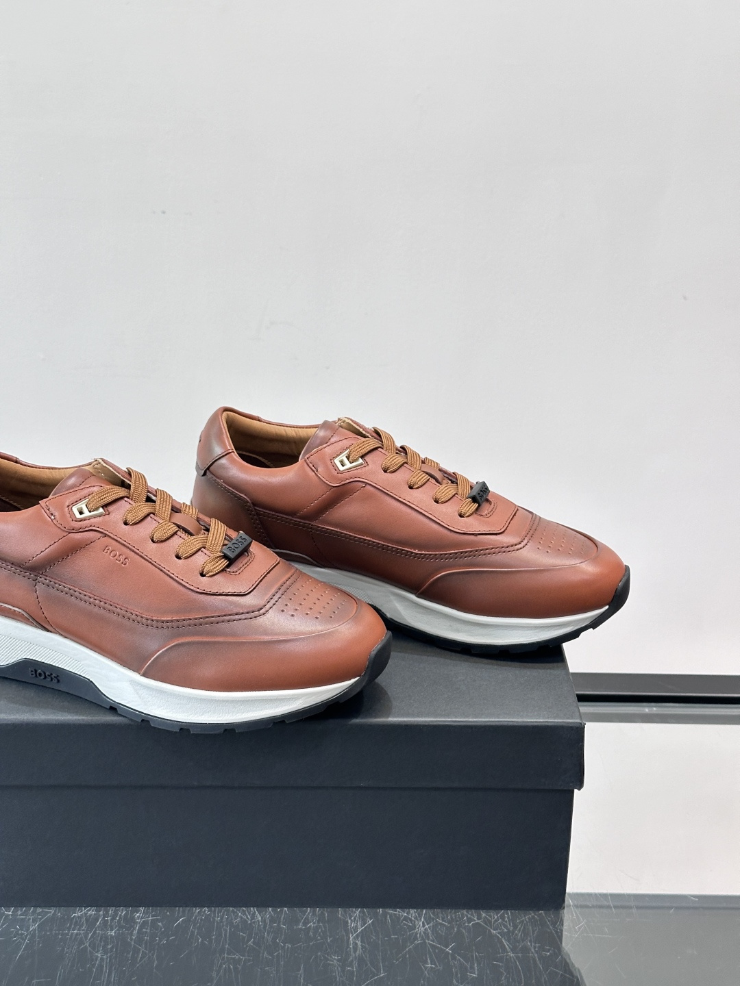 BOSS 意大利男士休闲运动鞋，精选光滑进口牛皮制成，采用橡胶外底和品牌标识装饰。好穿又好搭 、size