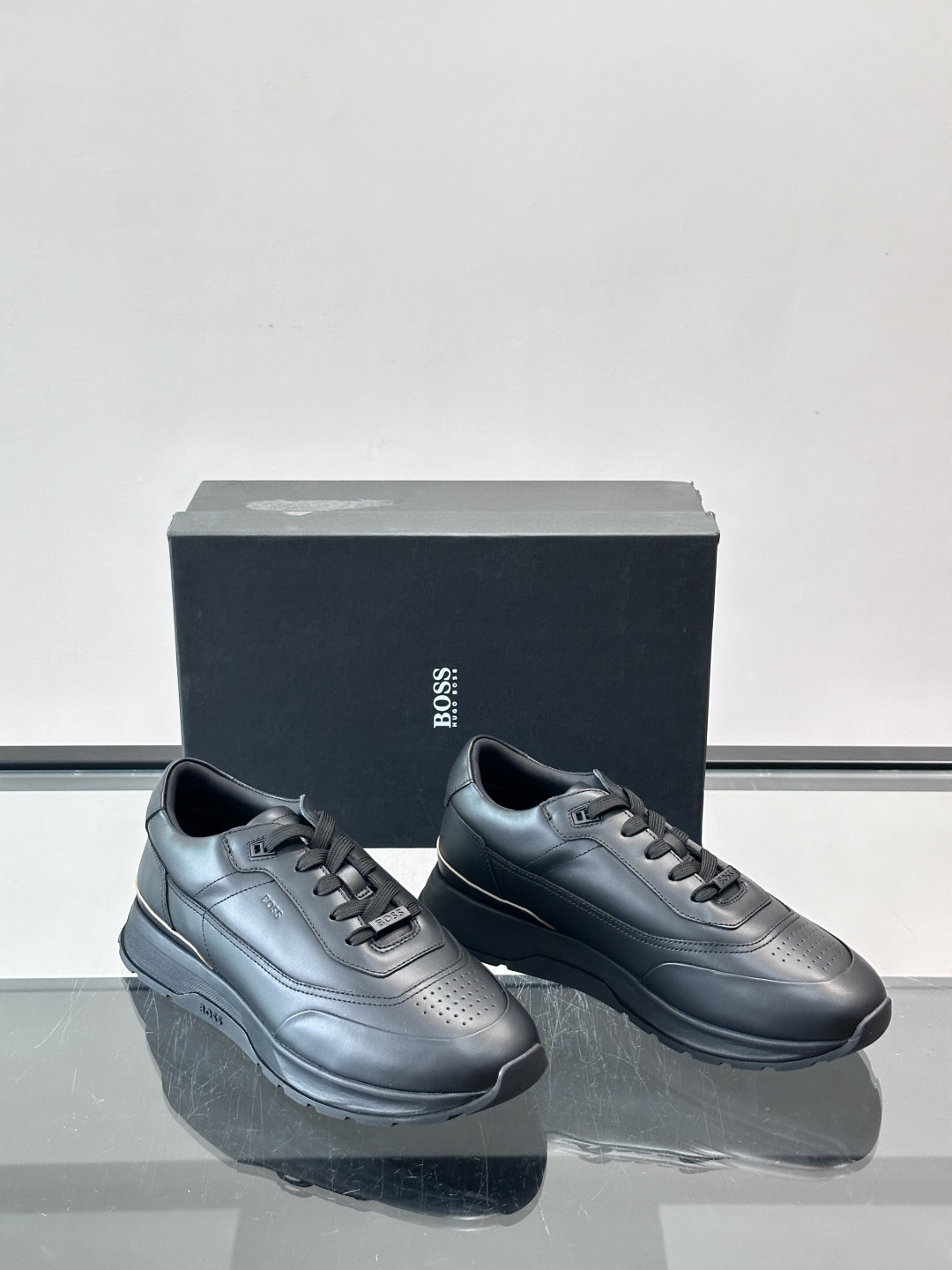 BOSS 意大利男士休闲运动鞋，精选光滑进口牛皮制成，采用橡胶外底和品牌标识装饰。好穿又好搭 、size
