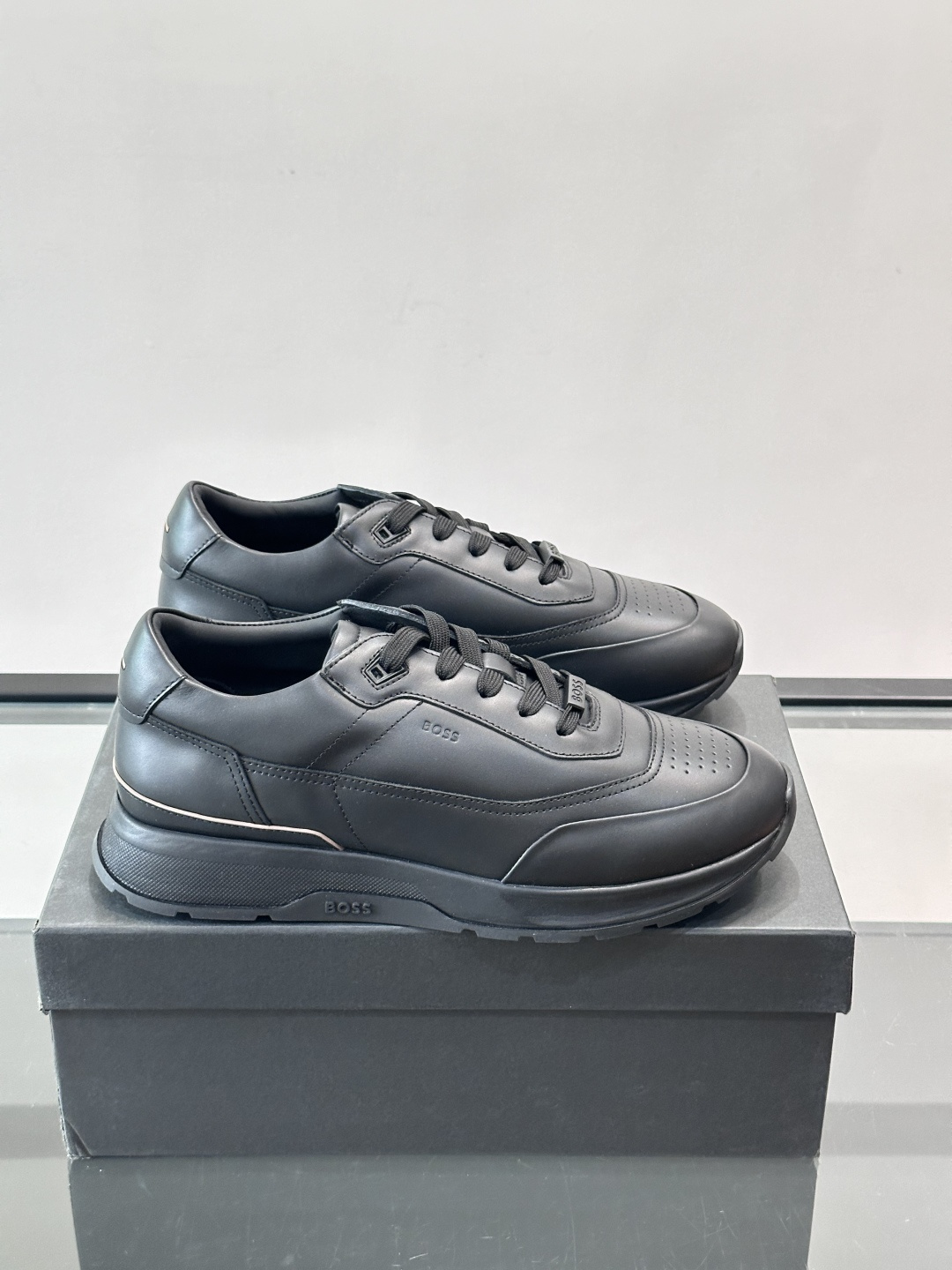 BOSS 意大利男士休闲运动鞋，精选光滑进口牛皮制成，采用橡胶外底和品牌标识装饰。好穿又好搭 、size