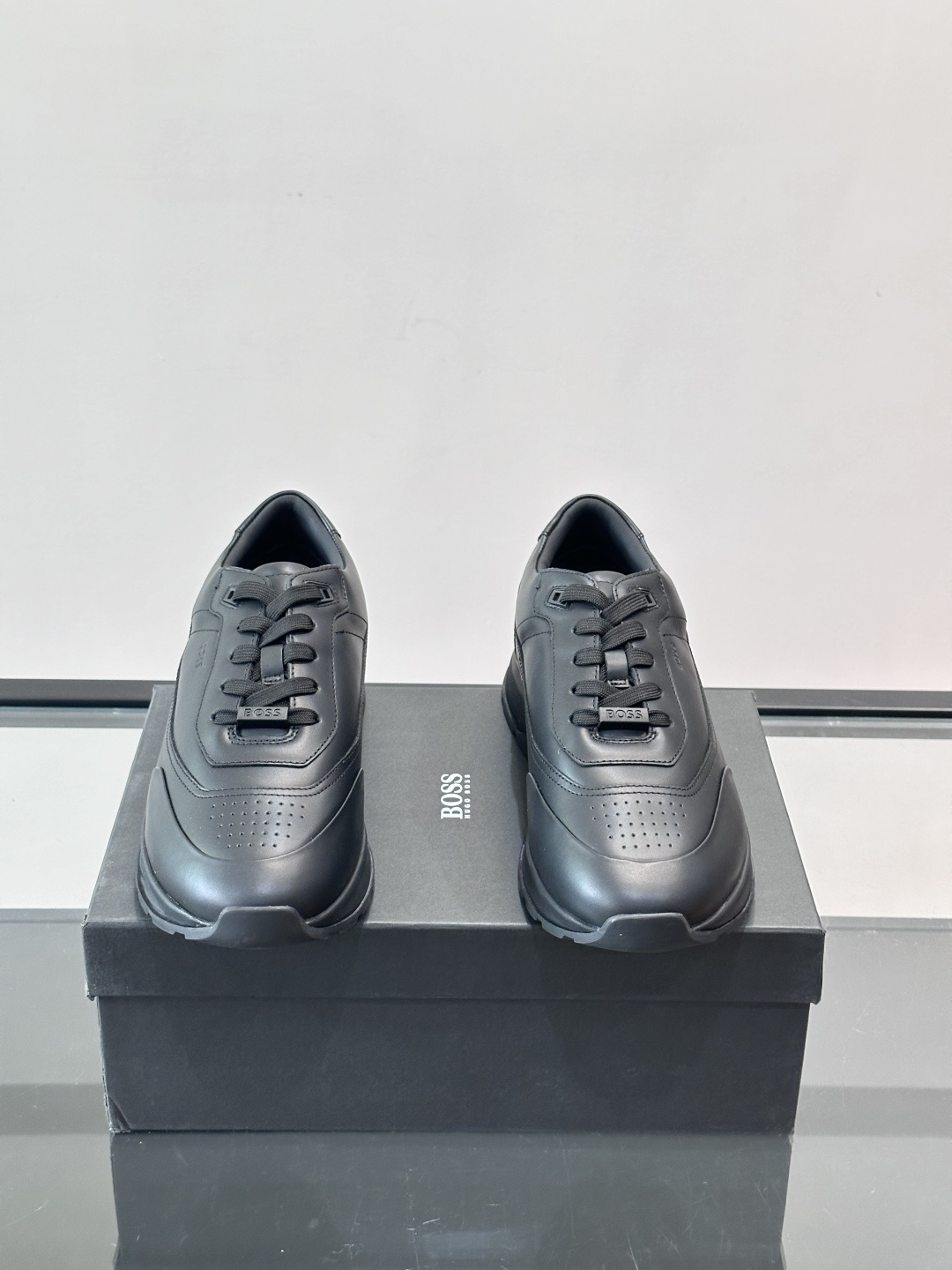 BOSS 意大利男士休闲运动鞋，精选光滑进口牛皮制成，采用橡胶外底和品牌标识装饰。好穿又好搭 、size