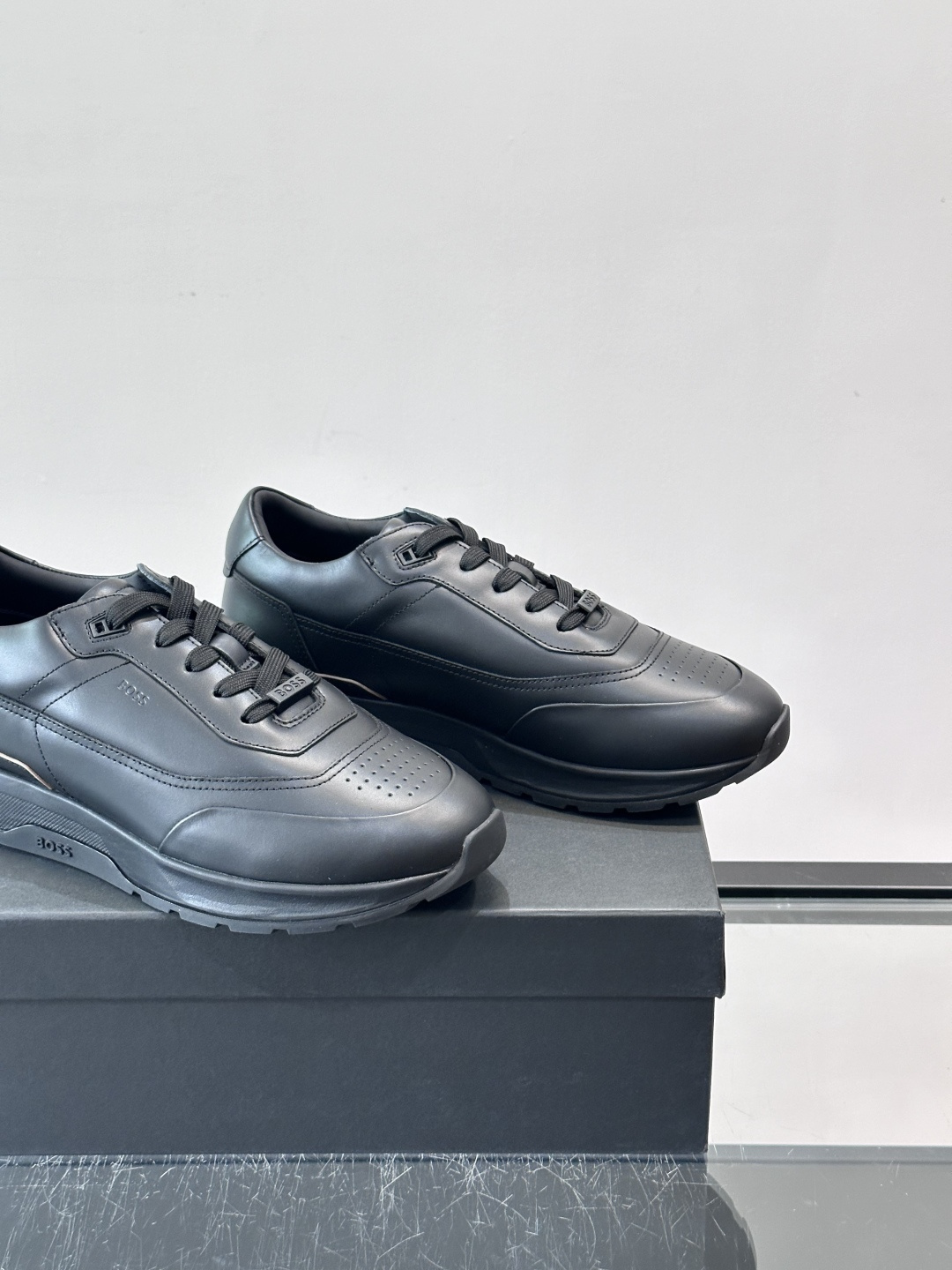 BOSS 意大利男士休闲运动鞋，精选光滑进口牛皮制成，采用橡胶外底和品牌标识装饰。好穿又好搭 、size