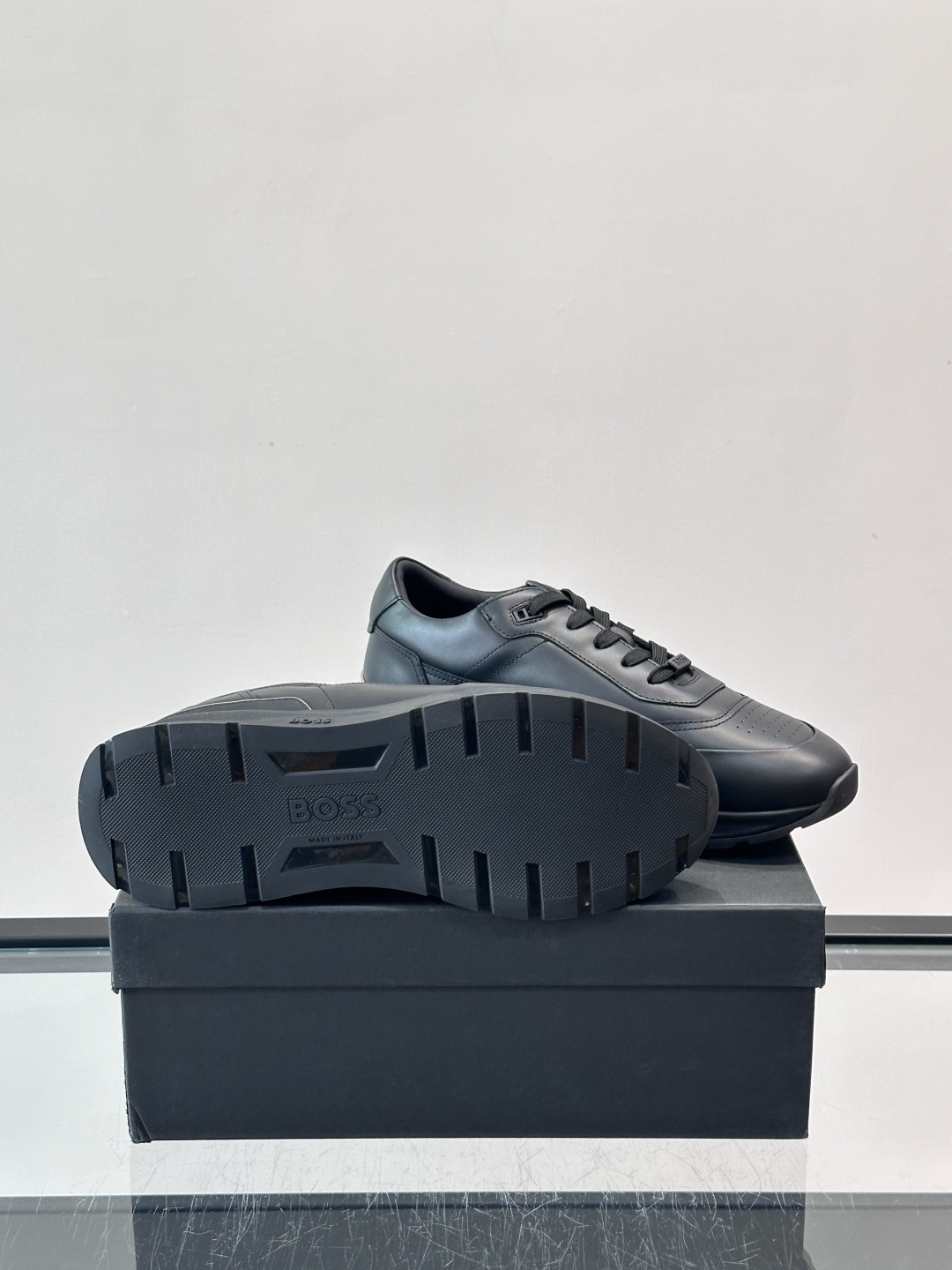BOSS 意大利男士休闲运动鞋，精选光滑进口牛皮制成，采用橡胶外底和品牌标识装饰。好穿又好搭 、size